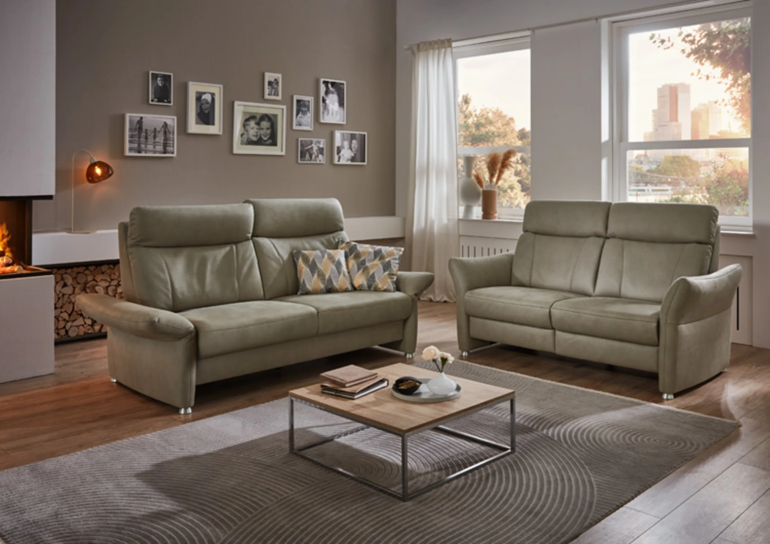 Wohnzimmer mit Couch und Couchtisch