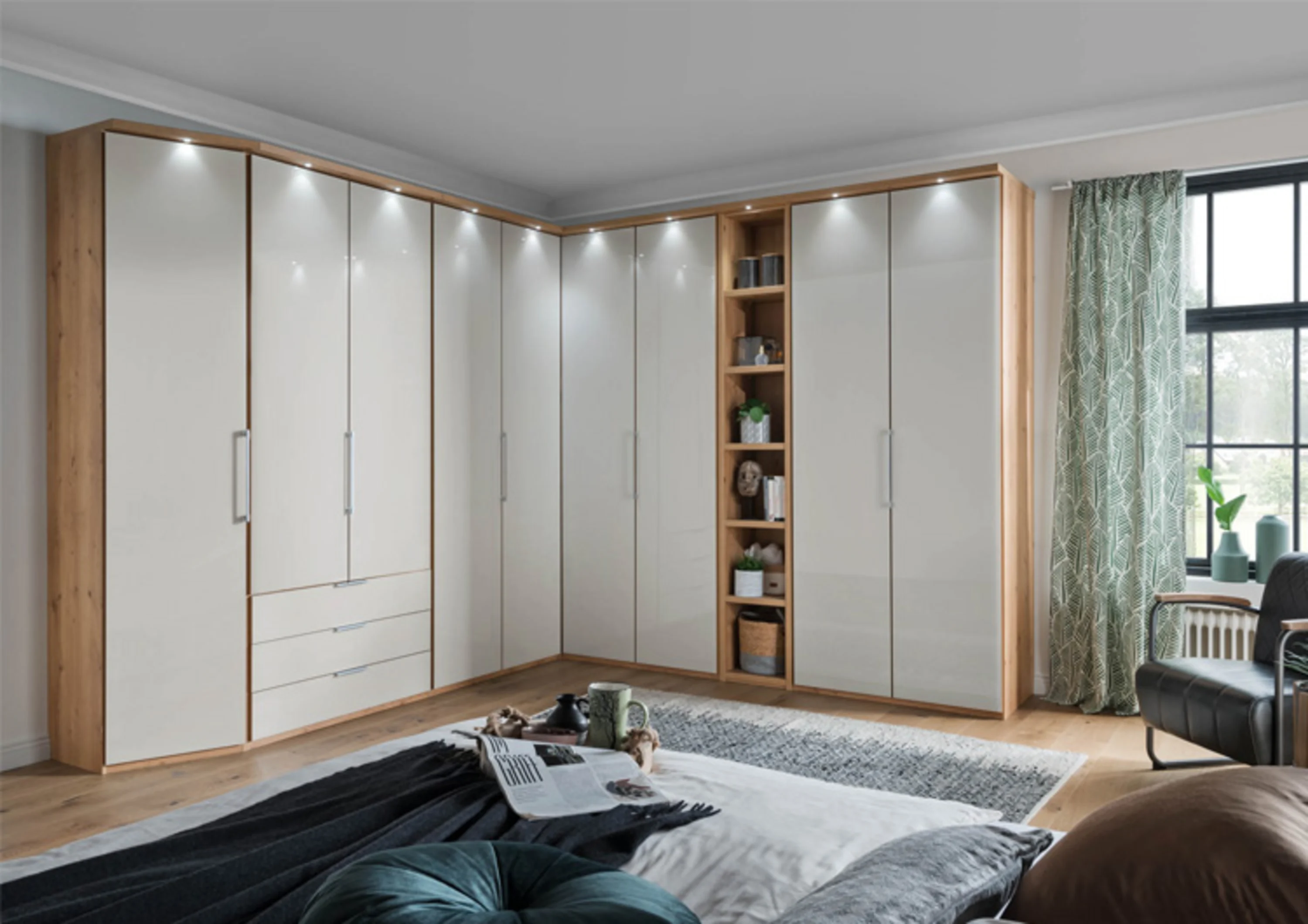 Schlafzimmer mit einem Bett und einem großen Fenster