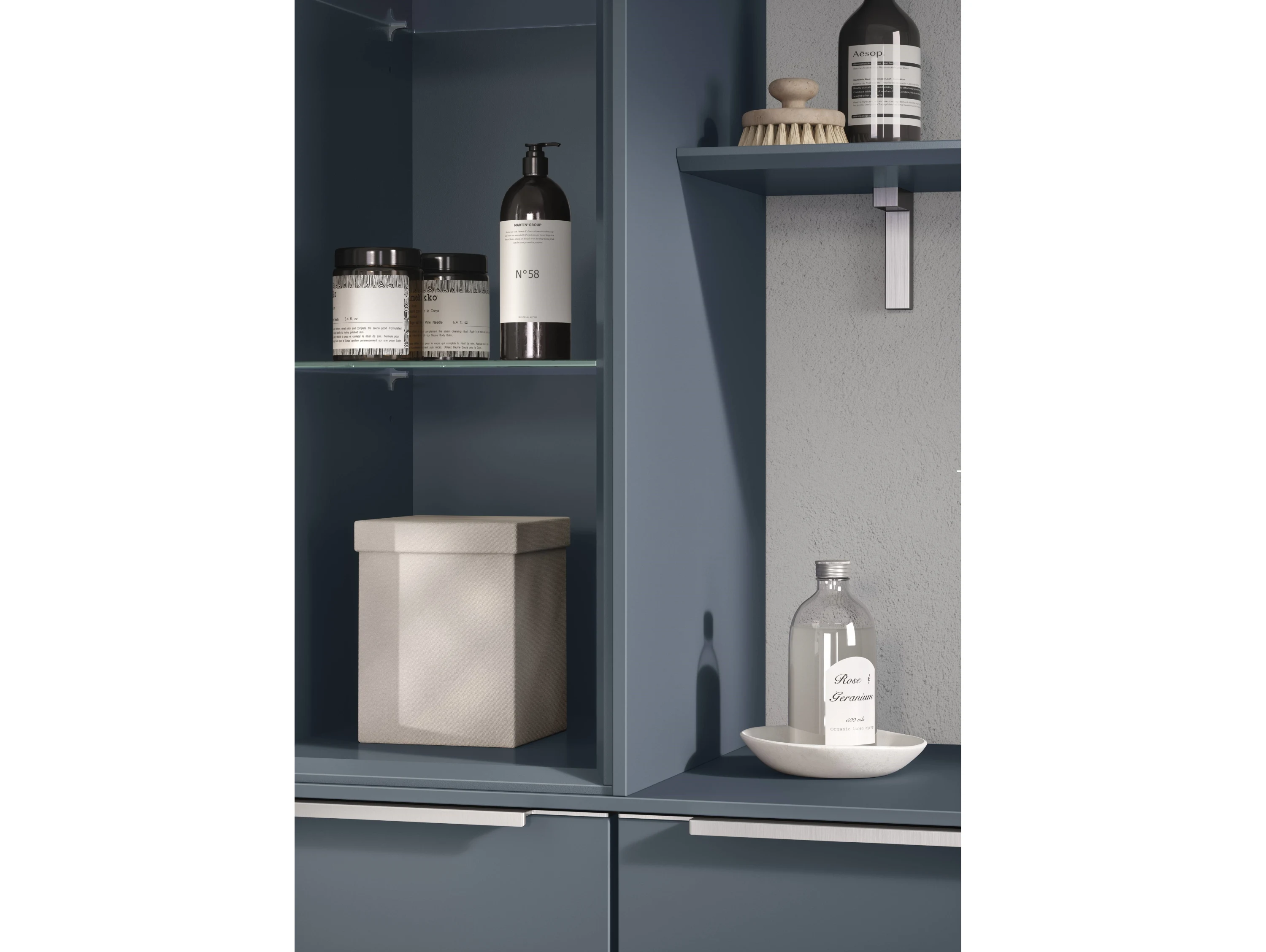 Badezimmerschrank mit Seifenspender und Seifenspender