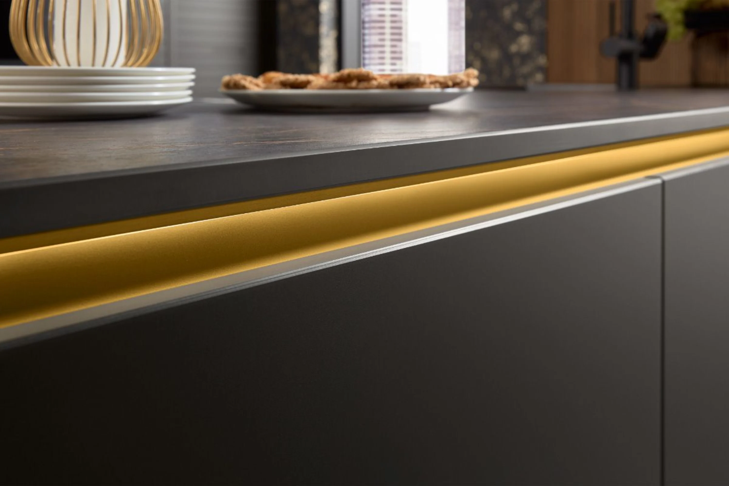 Schwarz-goldene Küchentheke mit einer Schüssel auf der Oberseite