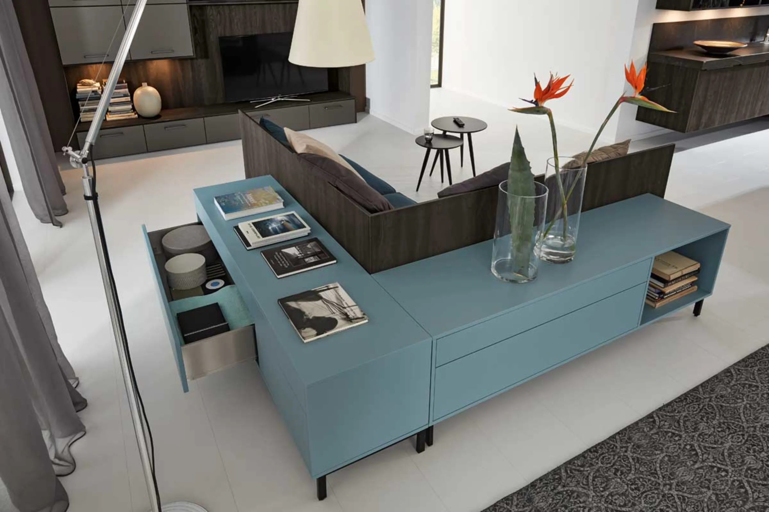 Wohnzimmer mit Couch und Couchtisch