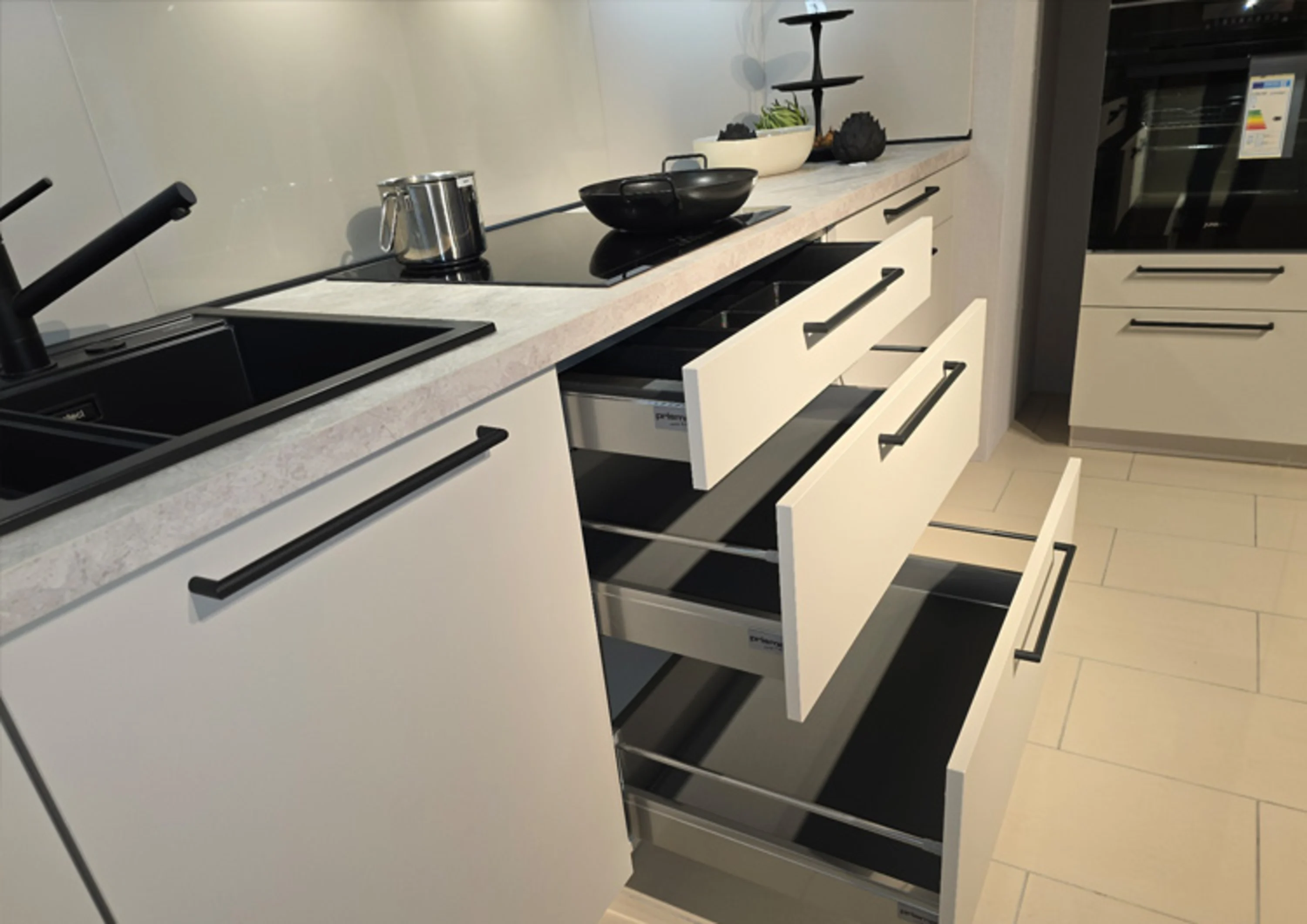 Küche mit Waschbecken und Herd