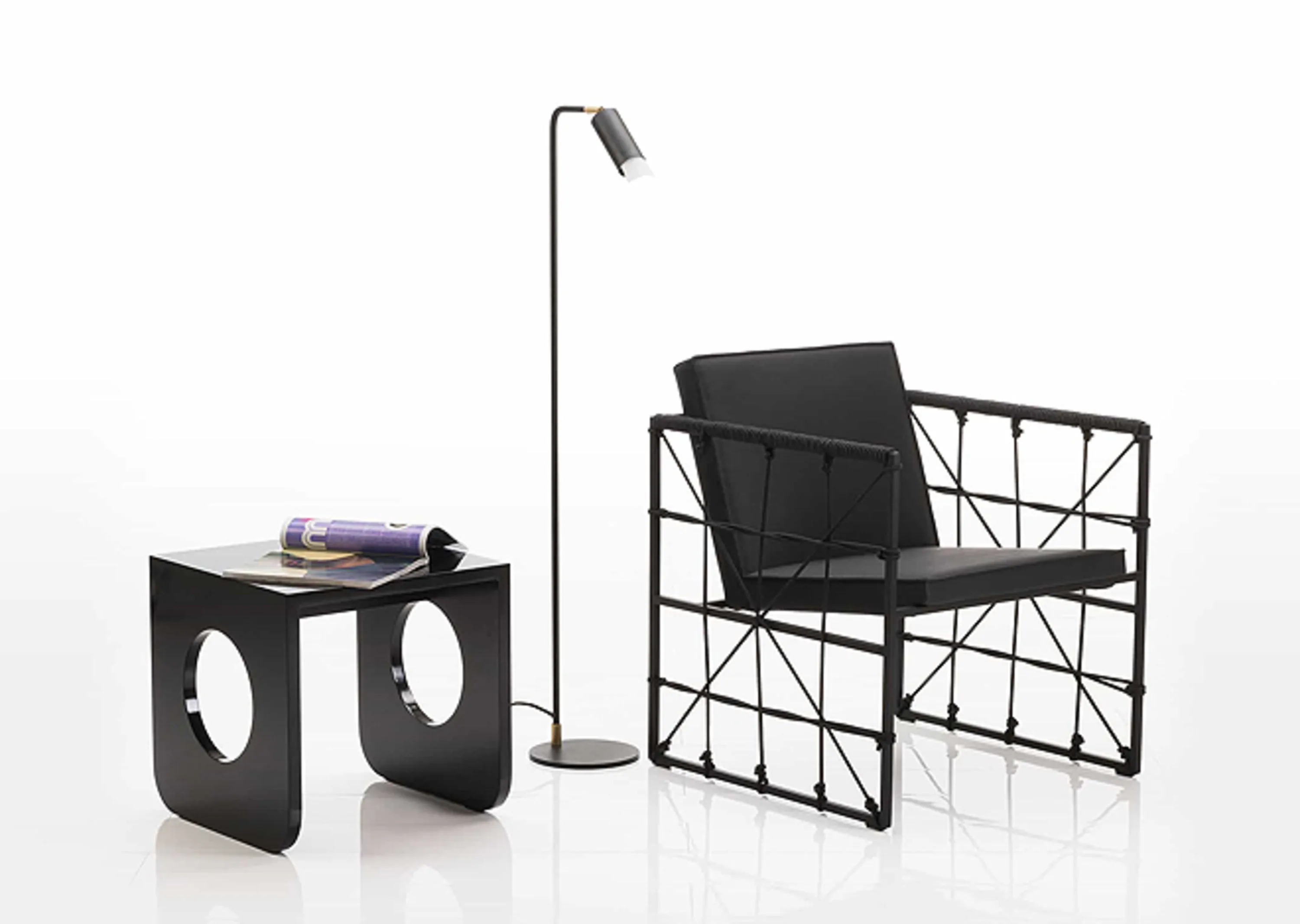 Stuhl und Tisch mit einer Lampe darauf