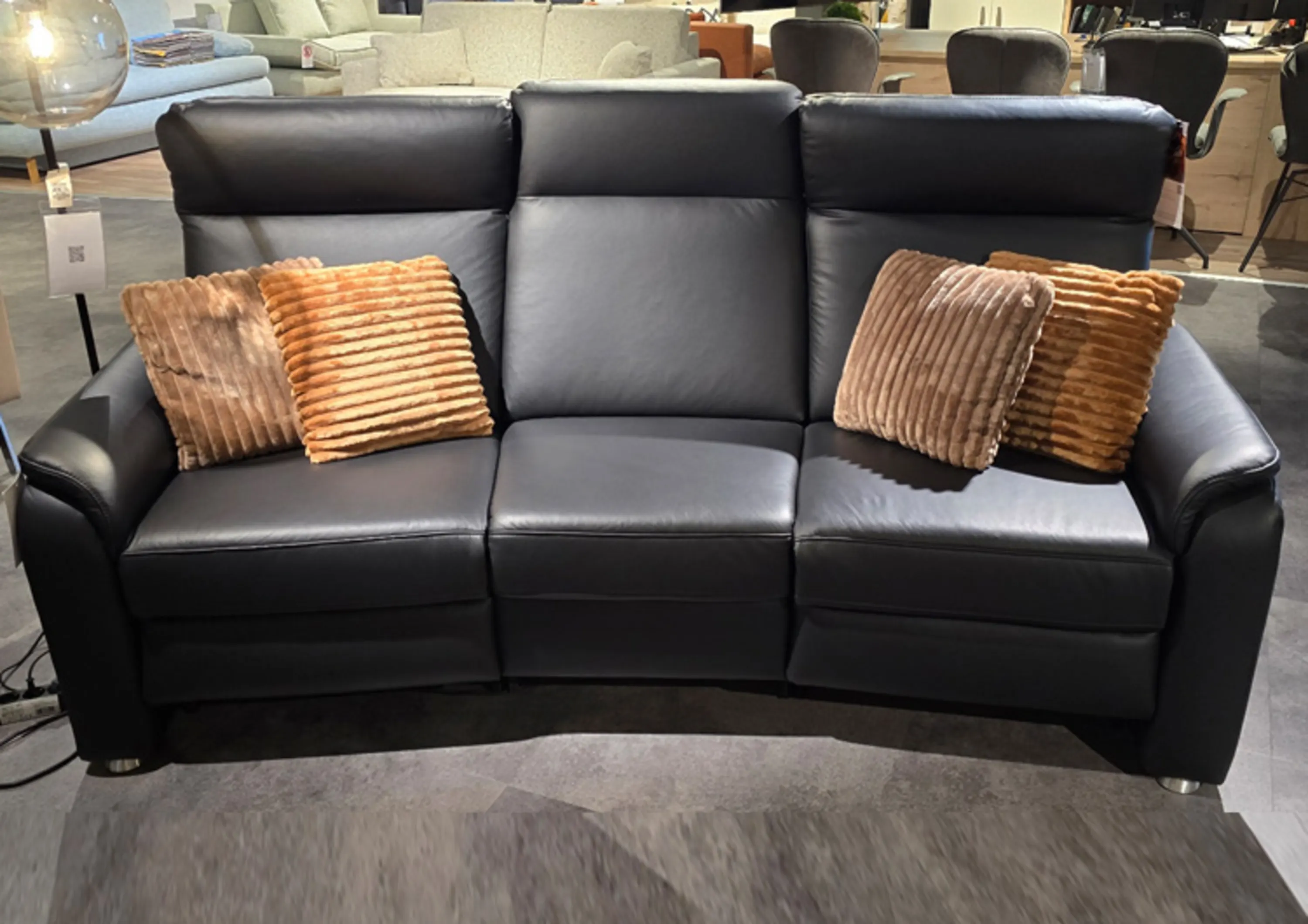 Modernes Trapezsofa in elegantem schwarzem Leder mit hoher Rückenlehne und komfortabler Polsterung, das zeitloses Design mit erstklassigem Sitzkomfort vereint.