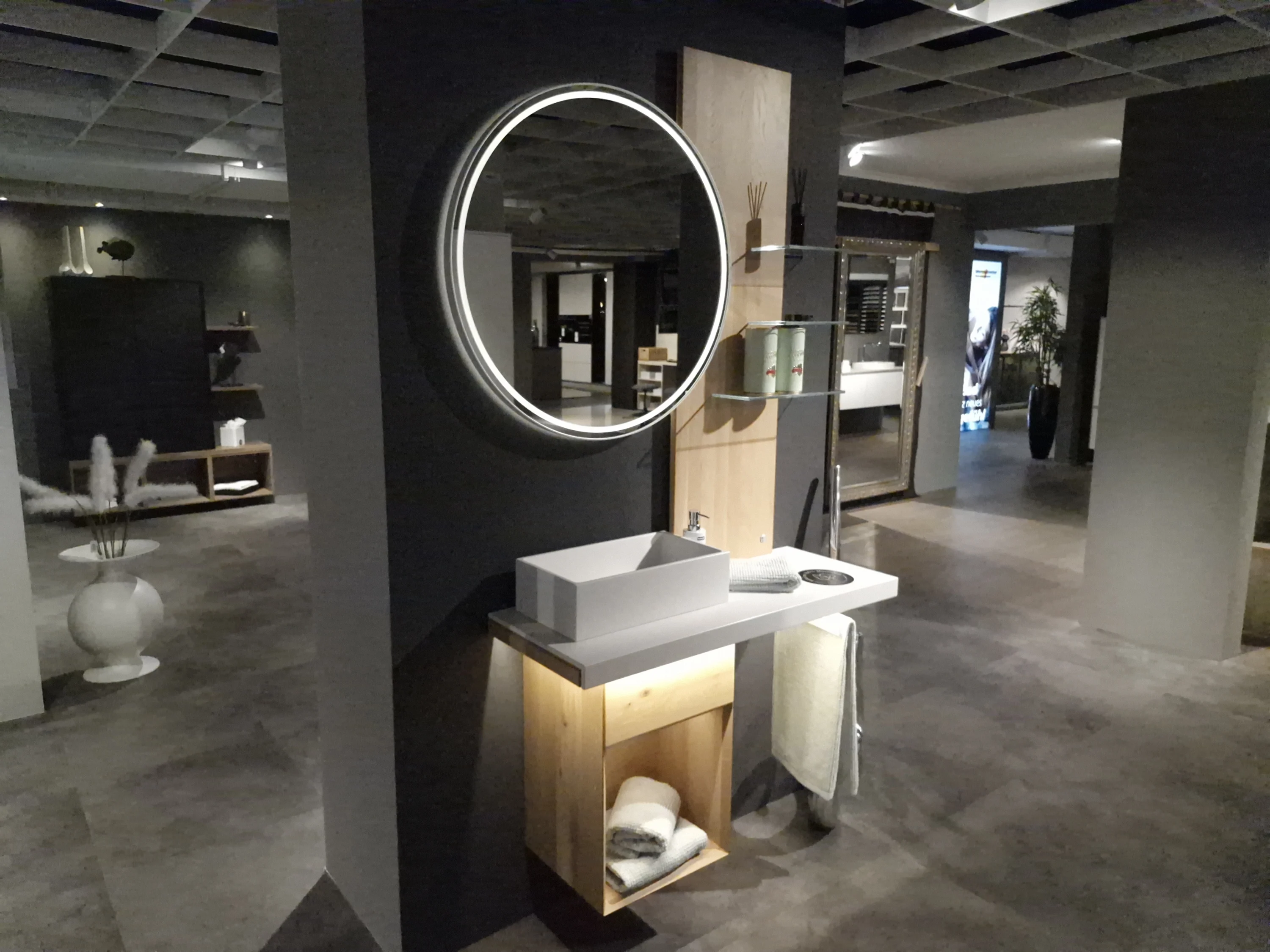 Badezimmer mit Waschbecken und Spiegel