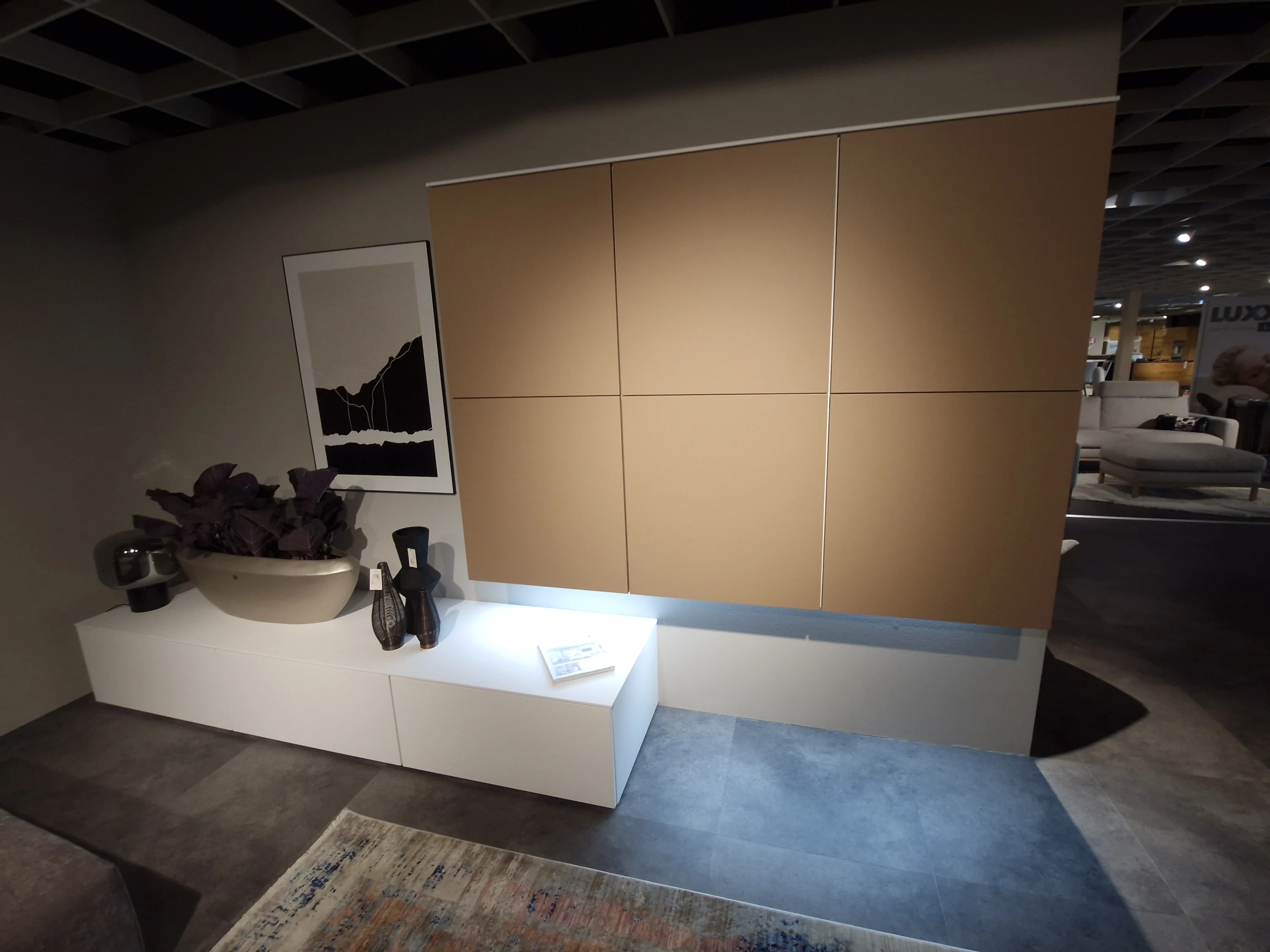 Camden Zimmer mit einem großen Teppich und Wand mit einem Spiegel