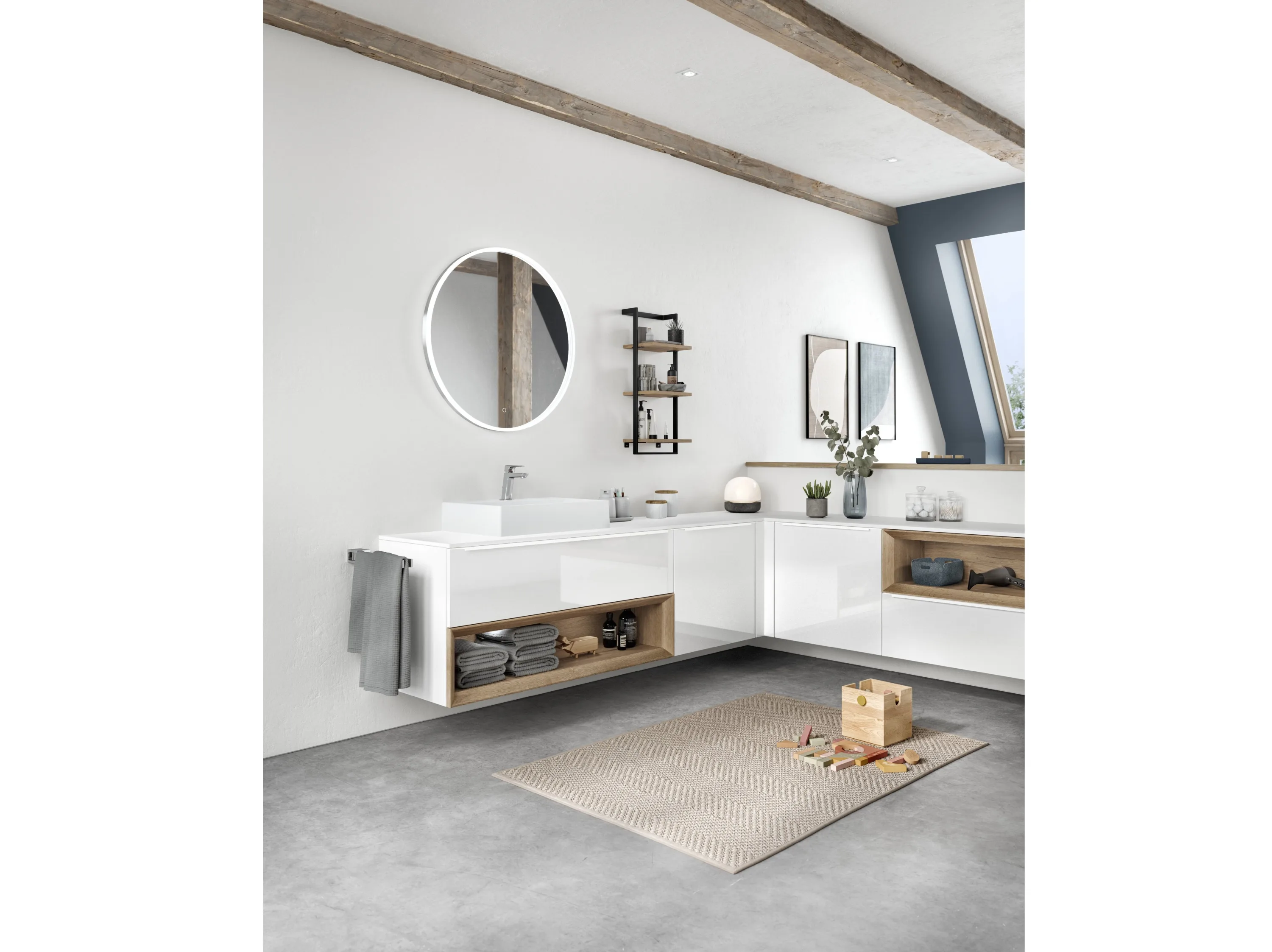 Weisse Badezimmereinrichtung in L-Form mit Holzfarbenden Fächern, rundem Speigel und Regal an der Wand