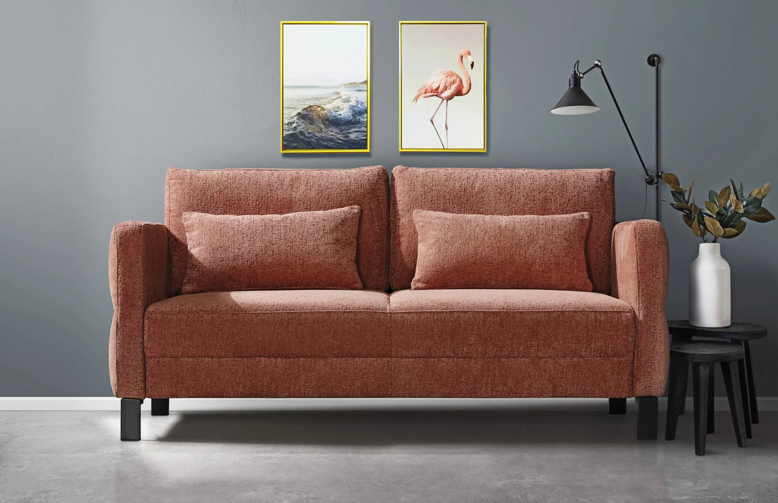 Couch mit einem rosa und orange Farbschema