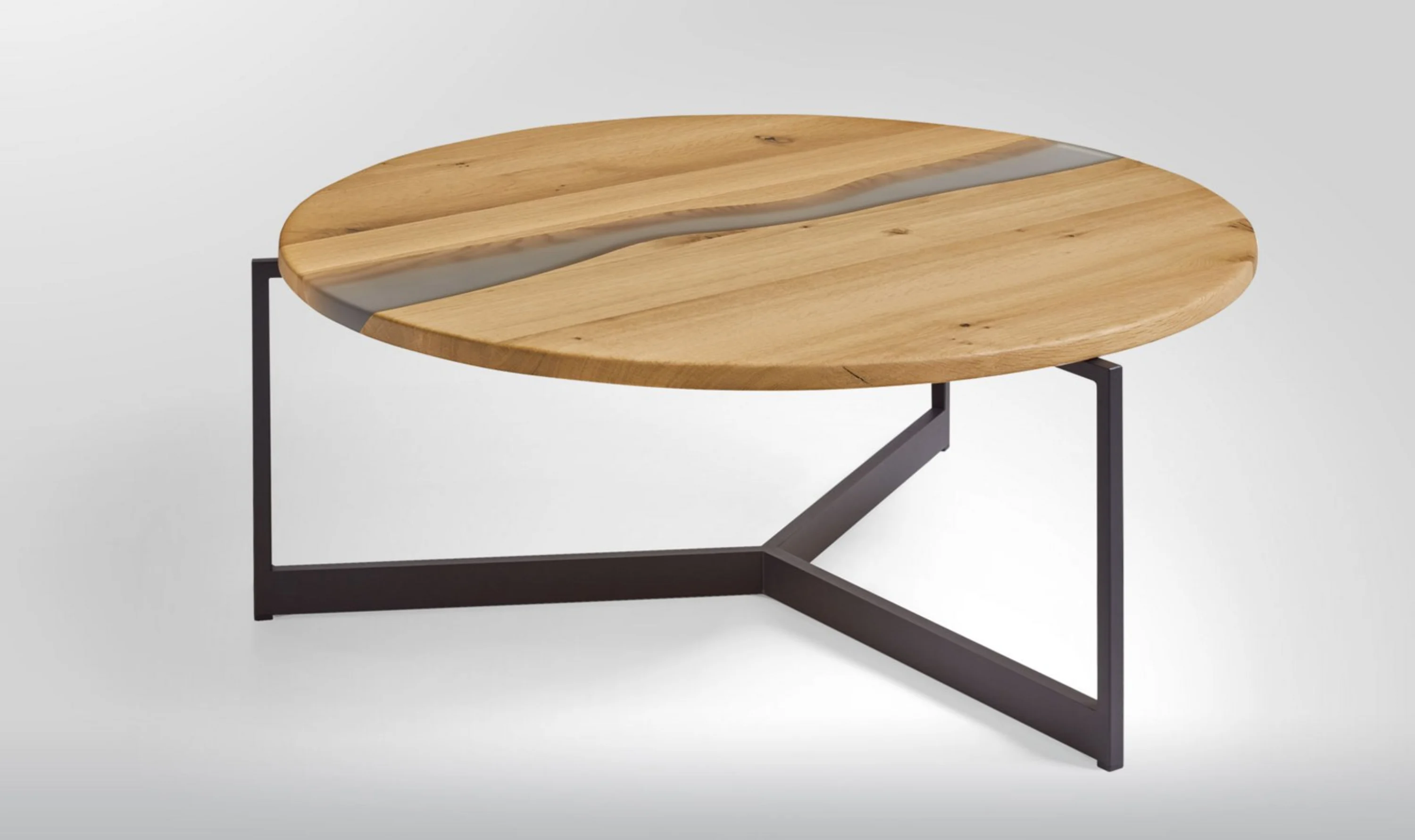 Runder Holztisch mit Metallbeinen und einem schwarzen Sockel