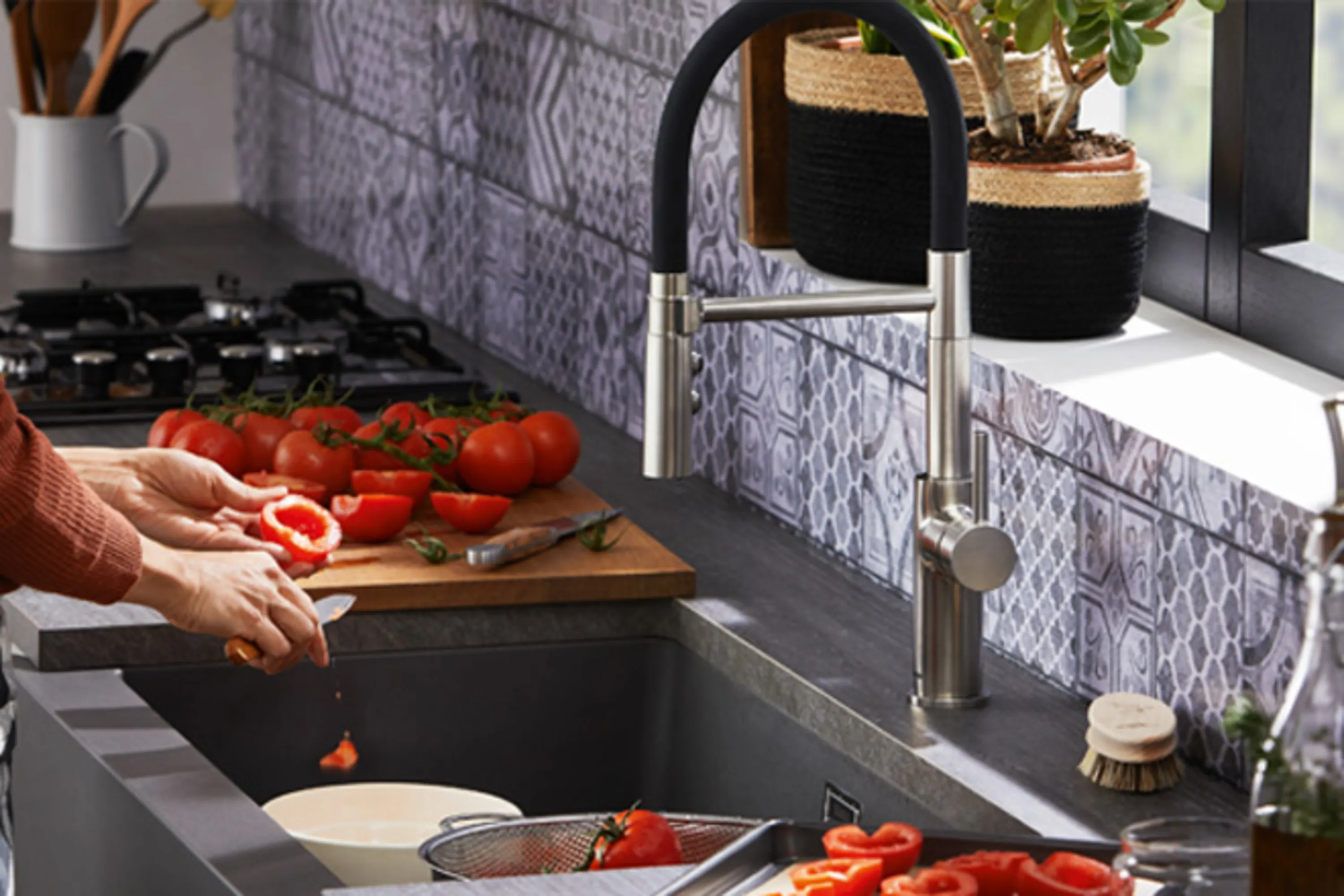 Frau bereitet Essen in der Küche