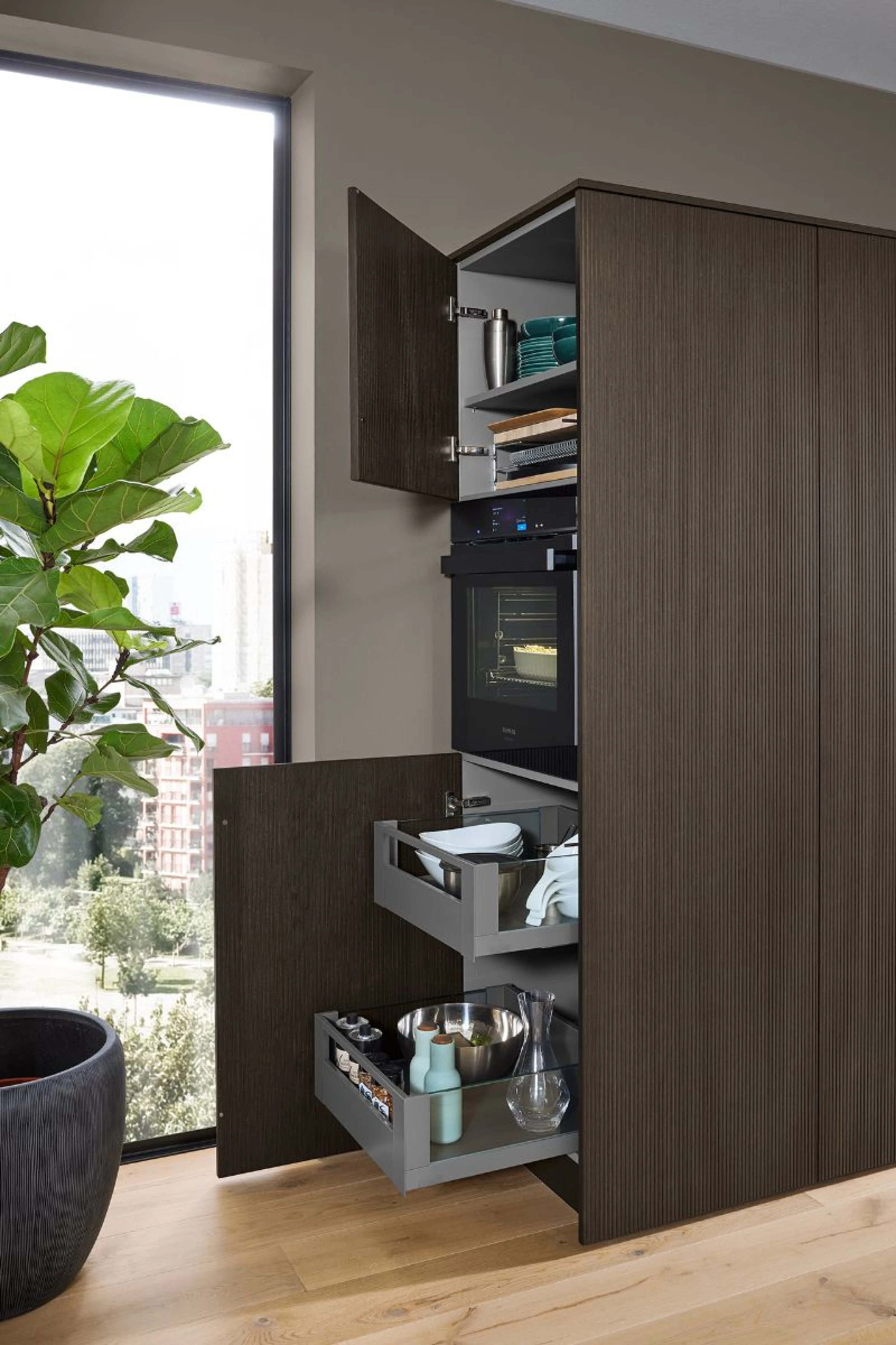 Küche mit einem großen Topf und einem Topf auf dem Boden