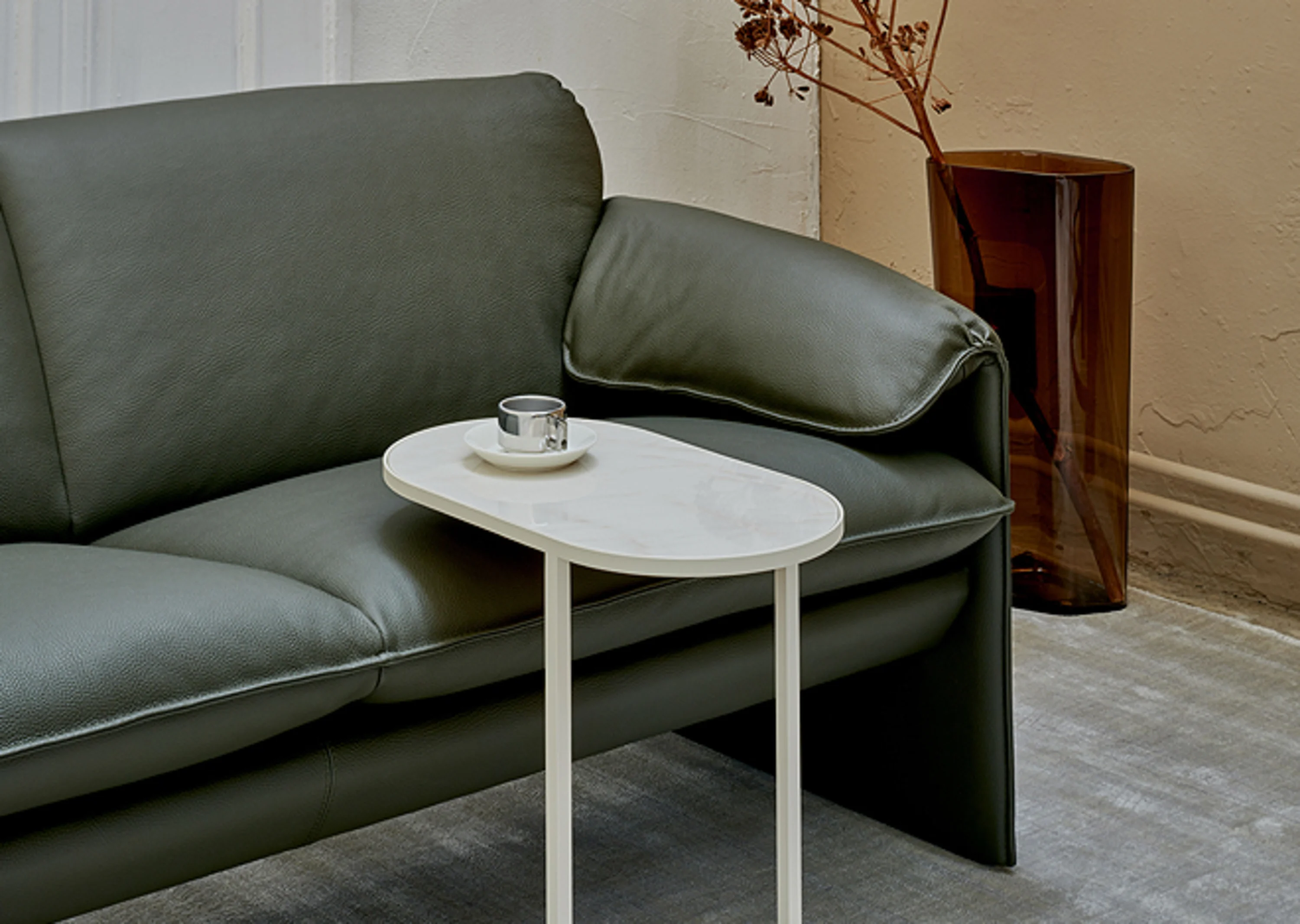 Couch mit einem Tisch darauf