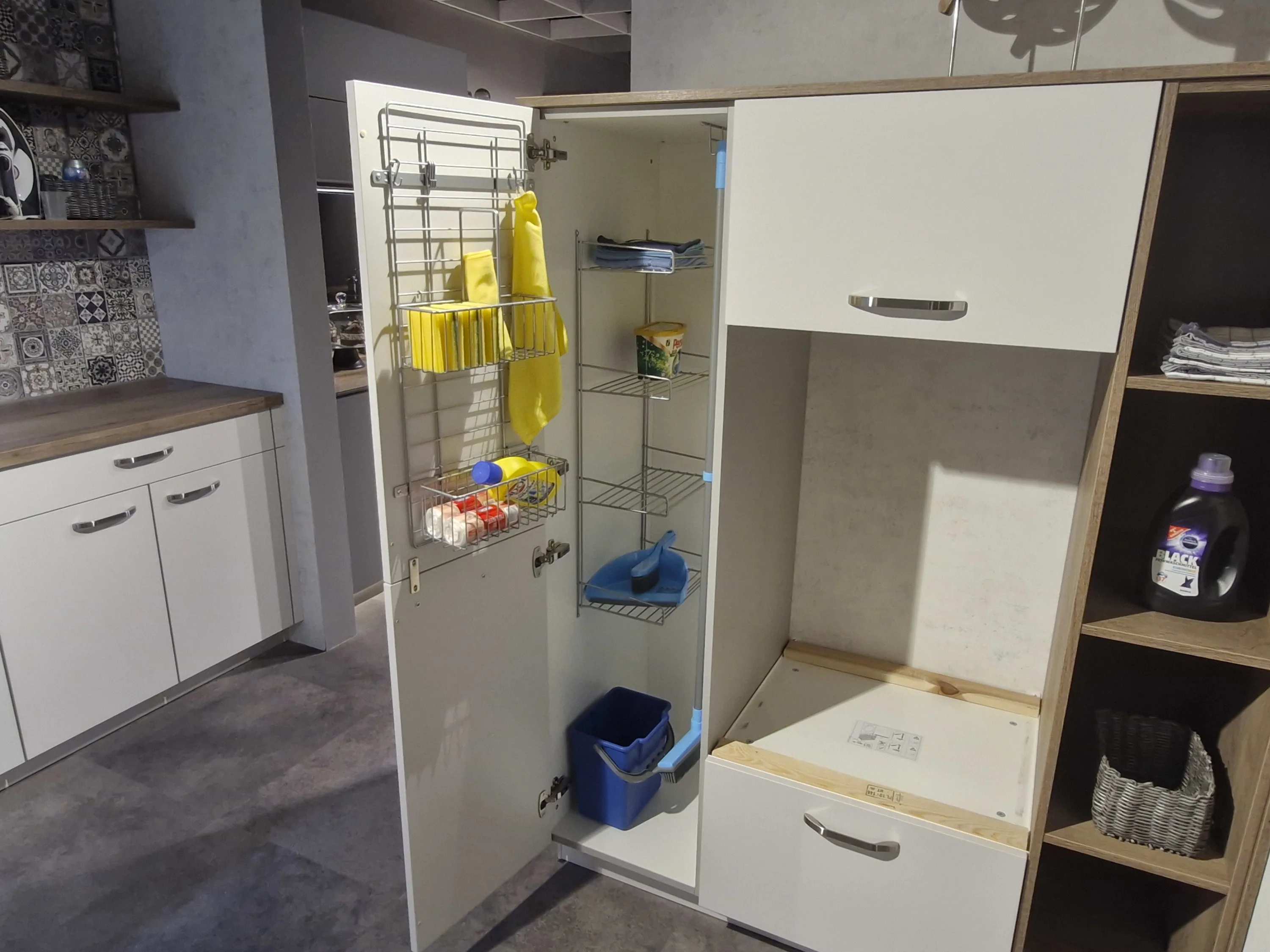 Kleine Küche mit Waschbecken und Regalen