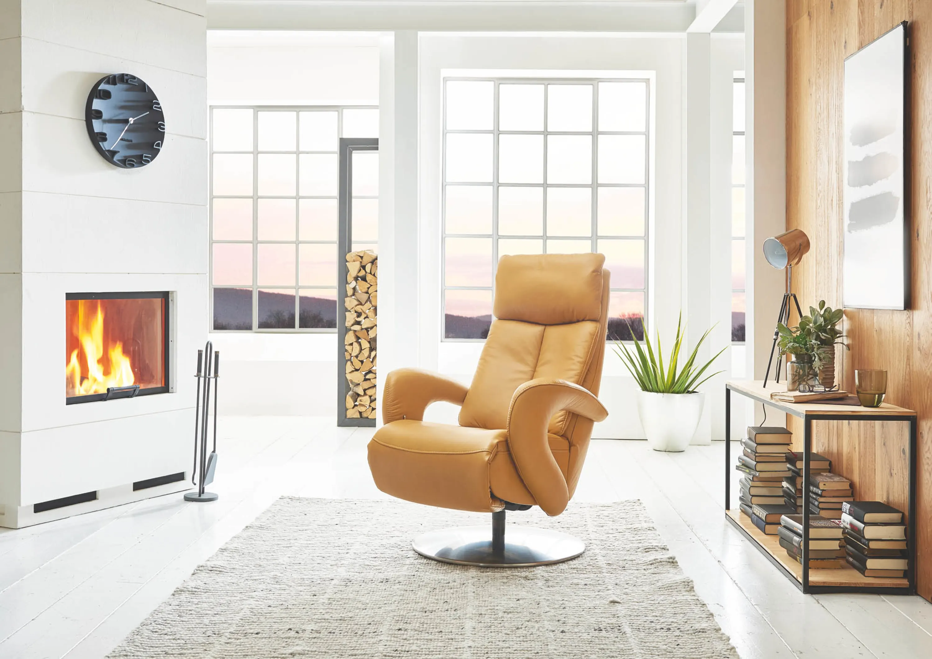 Wohnzimmer mit Kamin und Stuhl