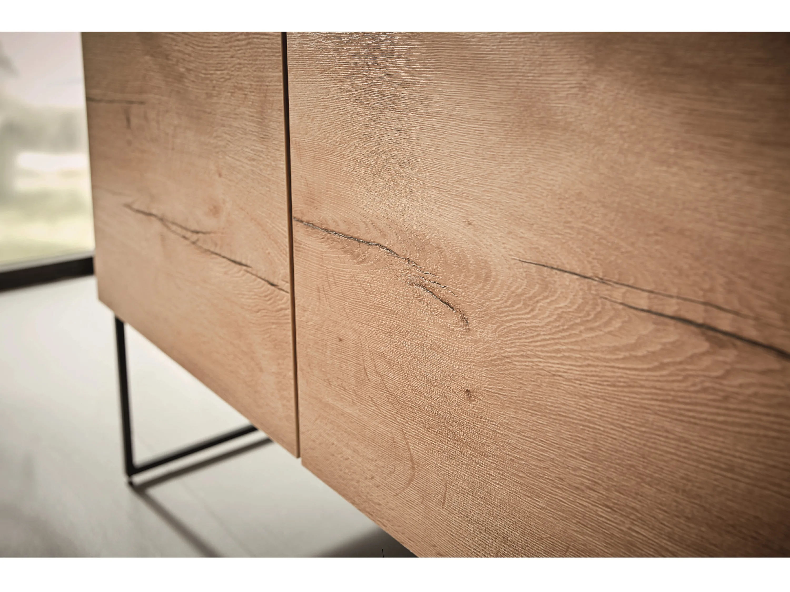 Detailaufnahme einer Badezimmerfront in Holzoptik mit Maserung