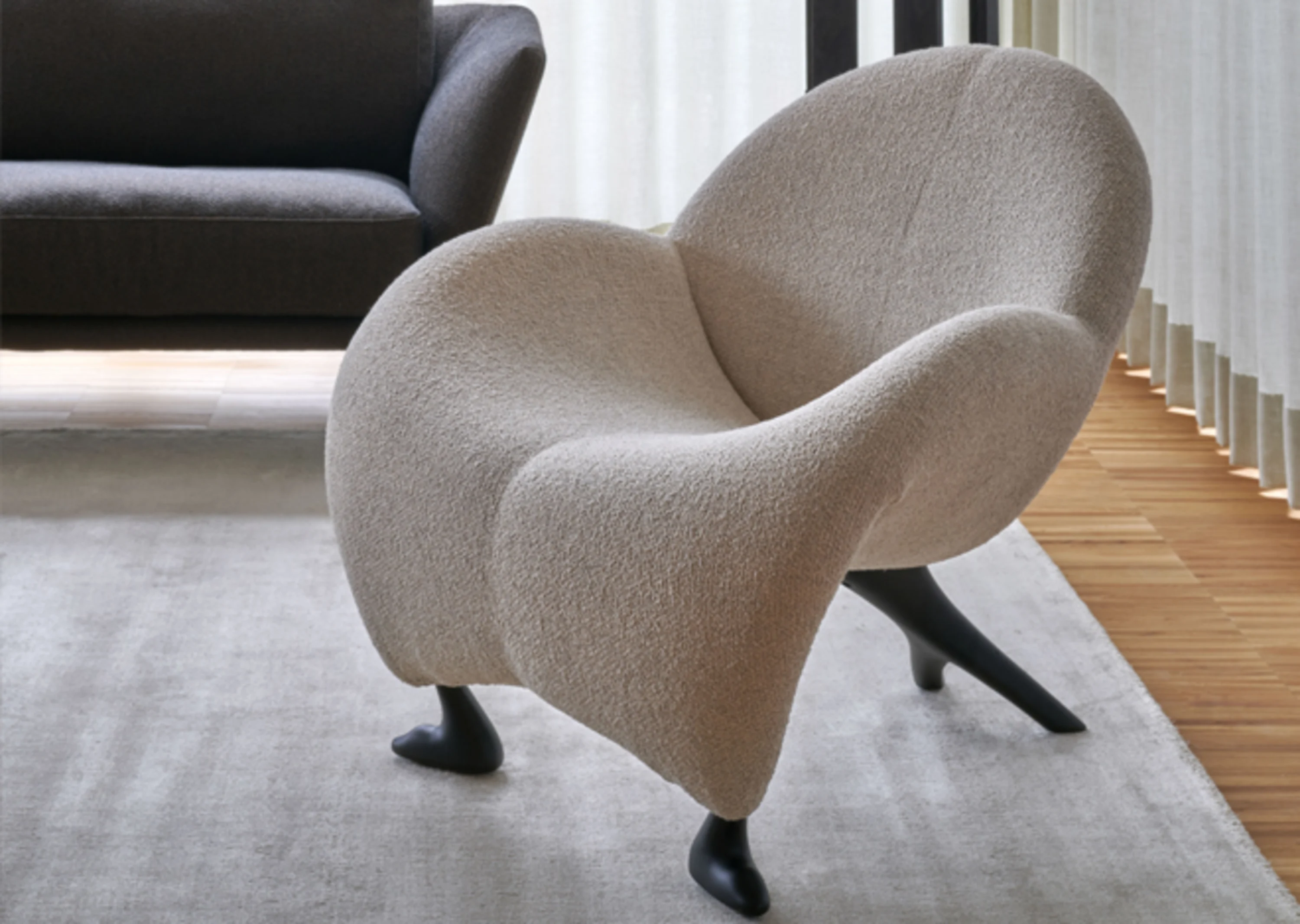 Stuhl mit einem herzförmigen Sitz