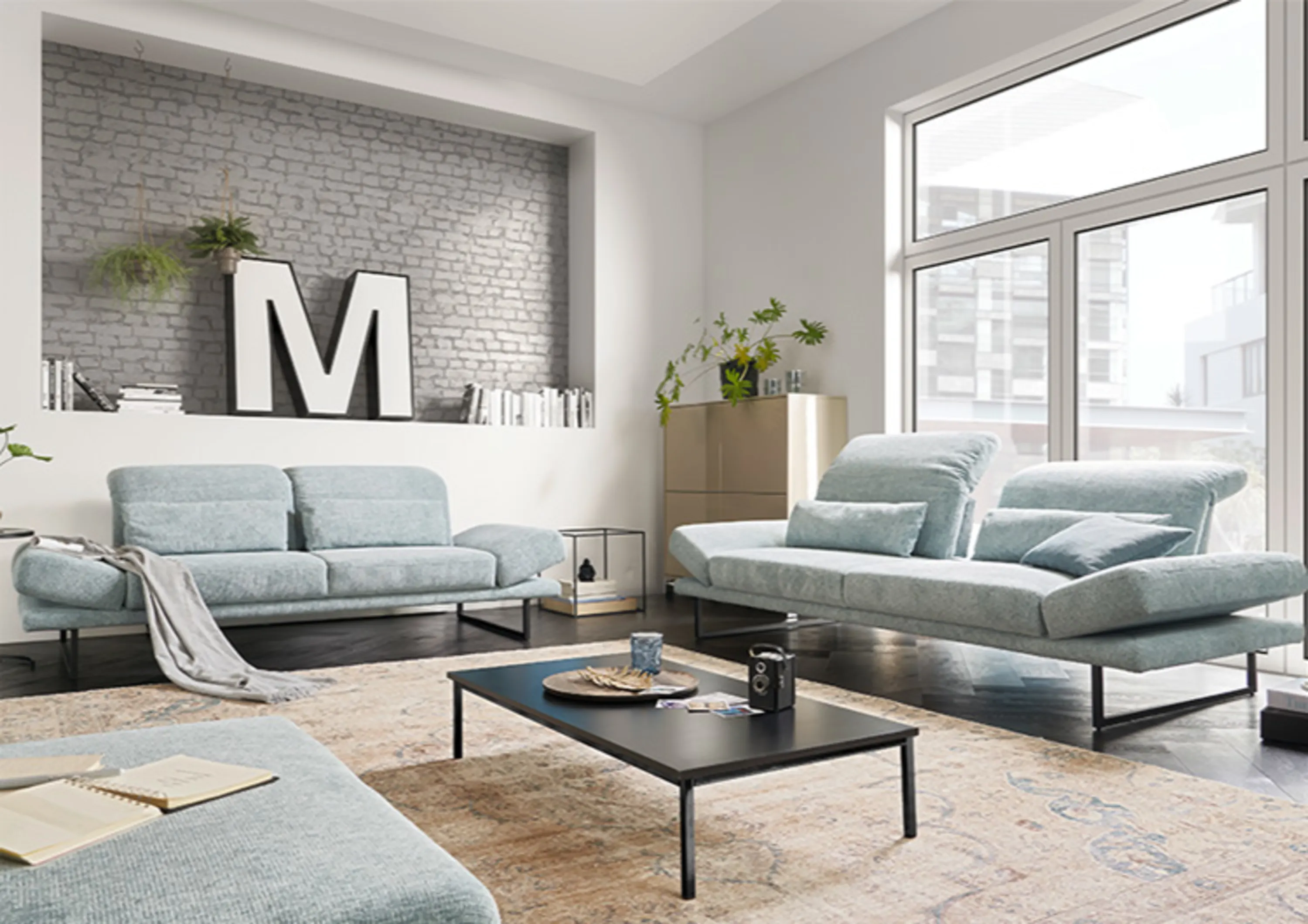 Wohnzimmer mit Couch, Stuhl und Couchtisch