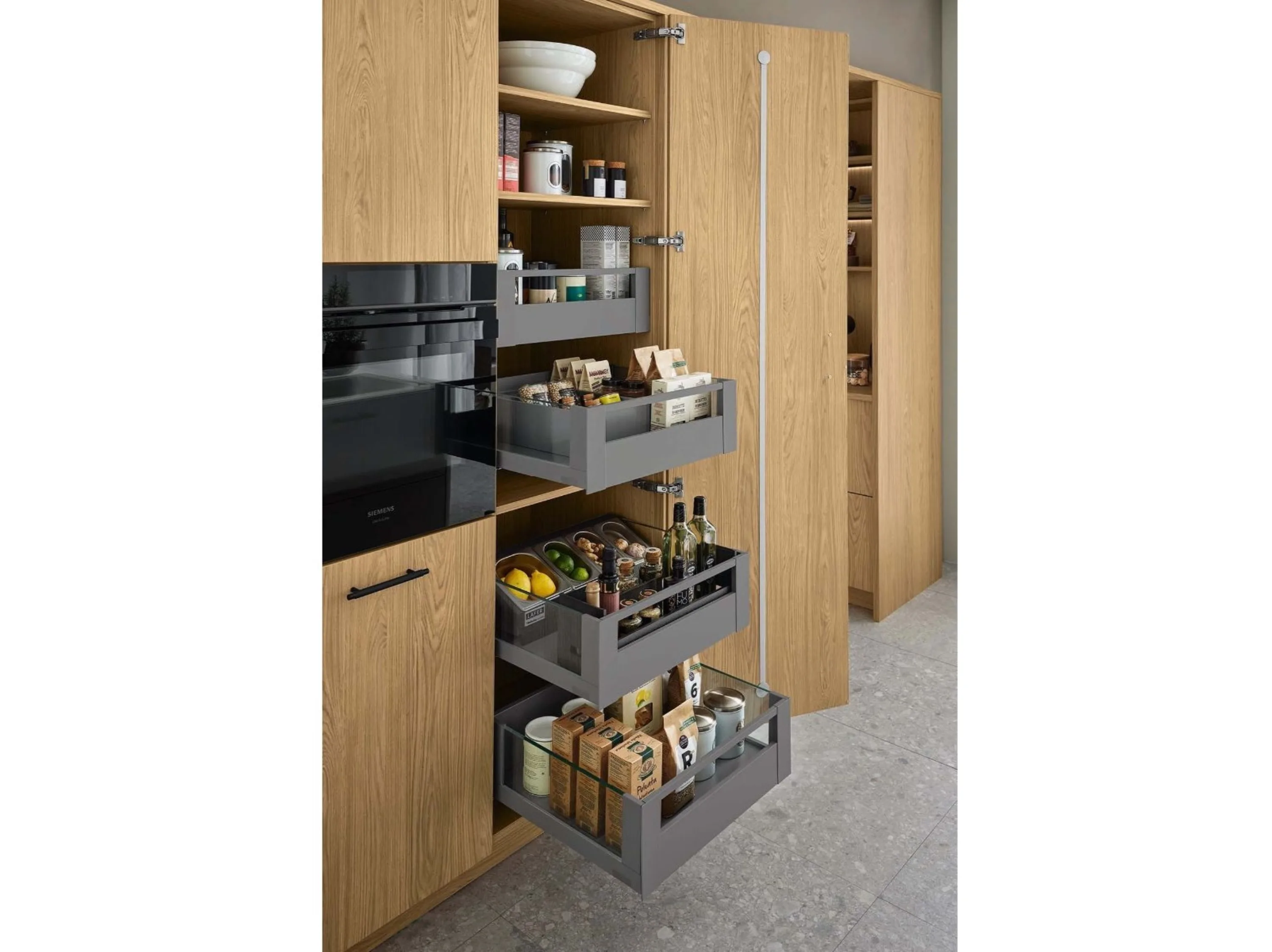 Küche mit einer ausziehbaren Speisekammer