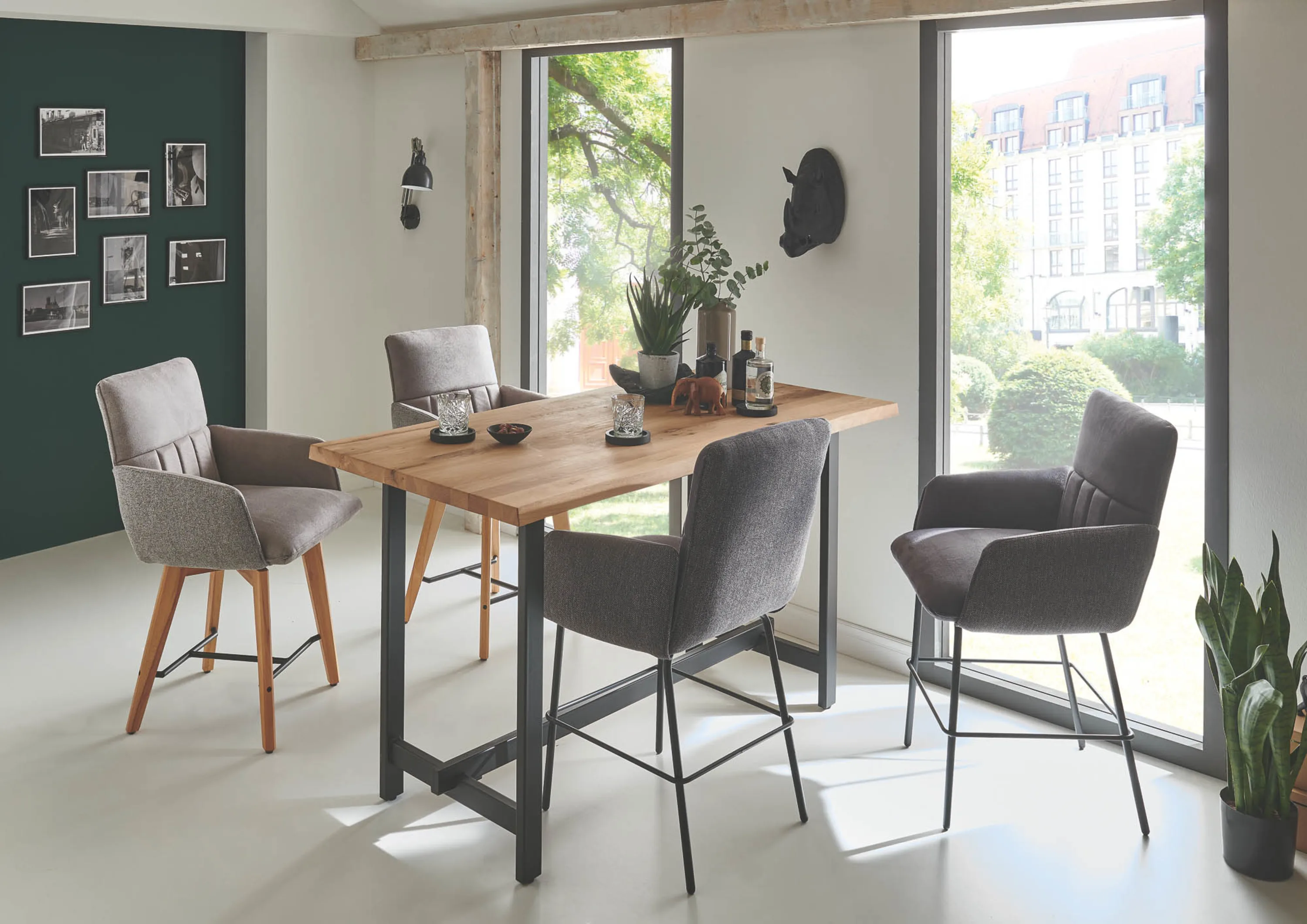 Esstisch mit vier Stühlen und Pflanze in der Mitte