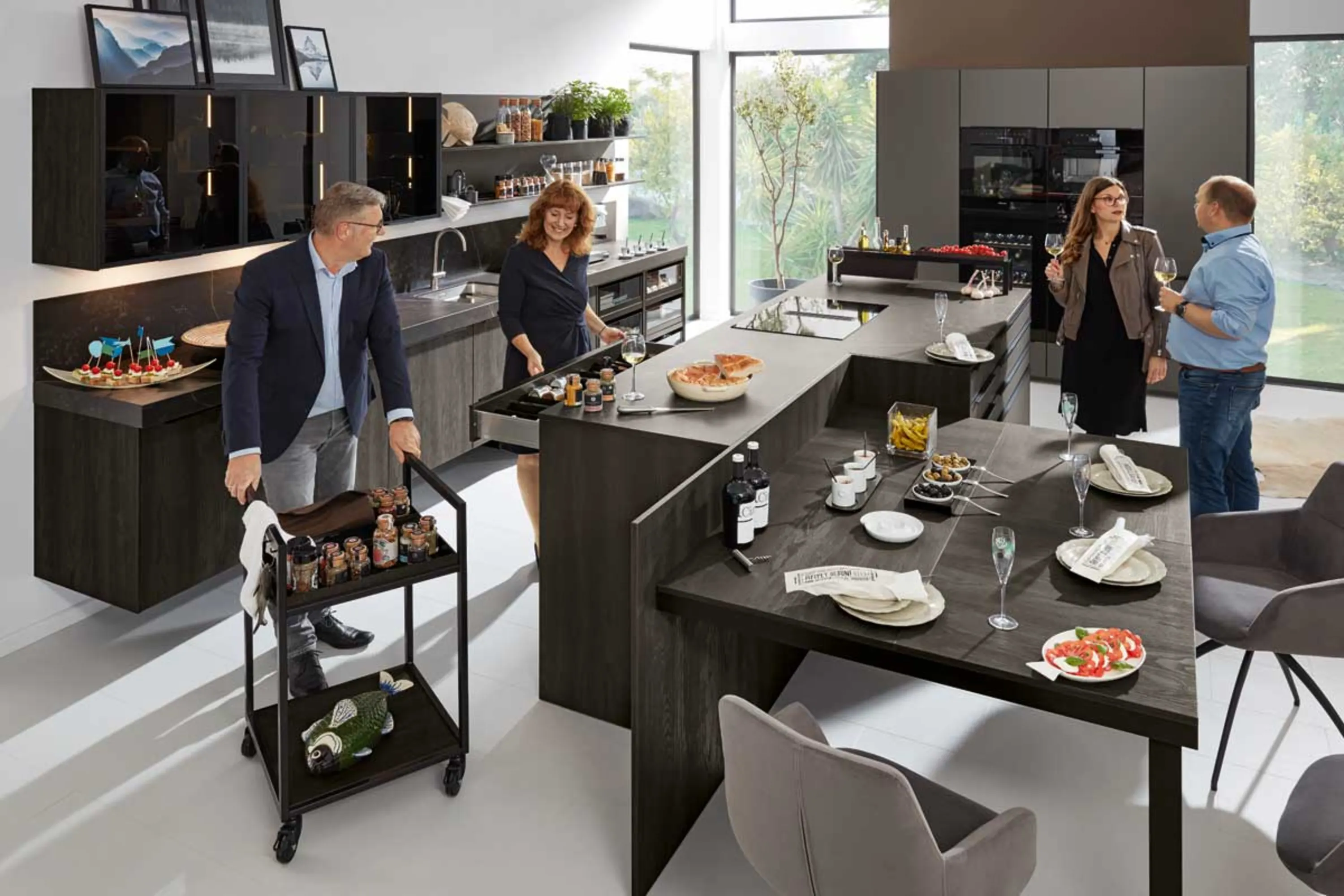 Paar in einer Küche mit Tisch und Stühlen