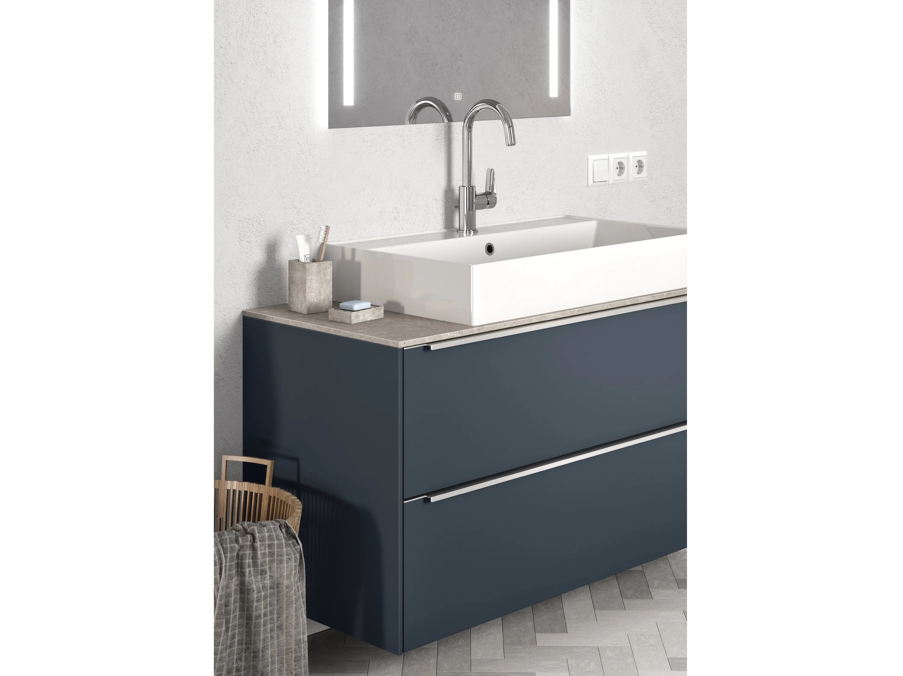 Badezimmer Eitelkeit mit Waschbecken und Spiegel