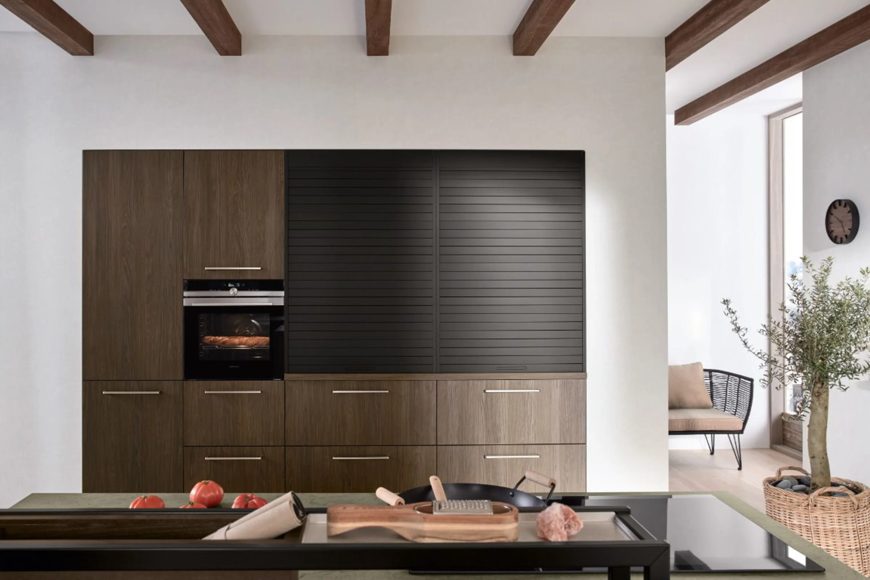 Moderne Küche mit einem großen schwarzen Backofen