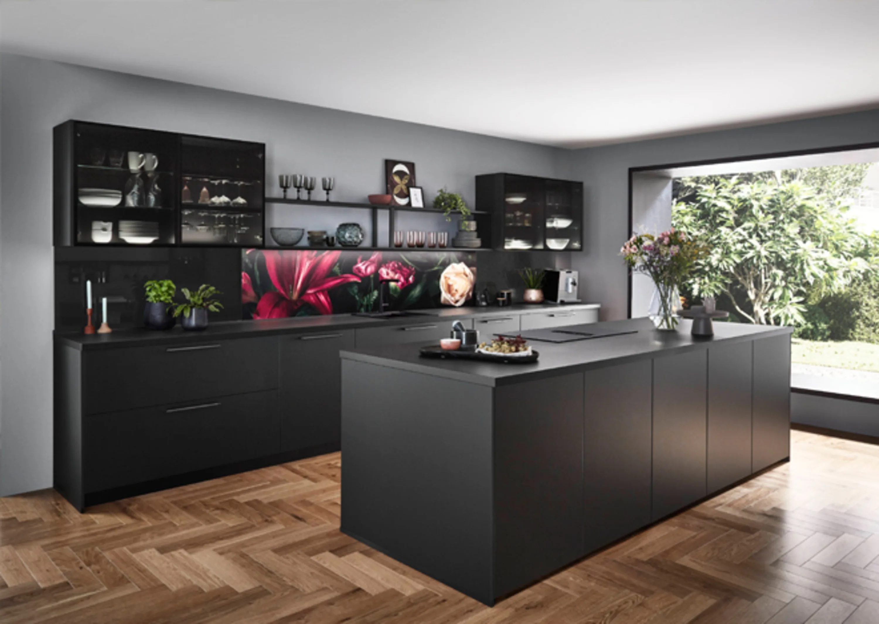 Küche mit schwarzen Schränken und einem Holzboden