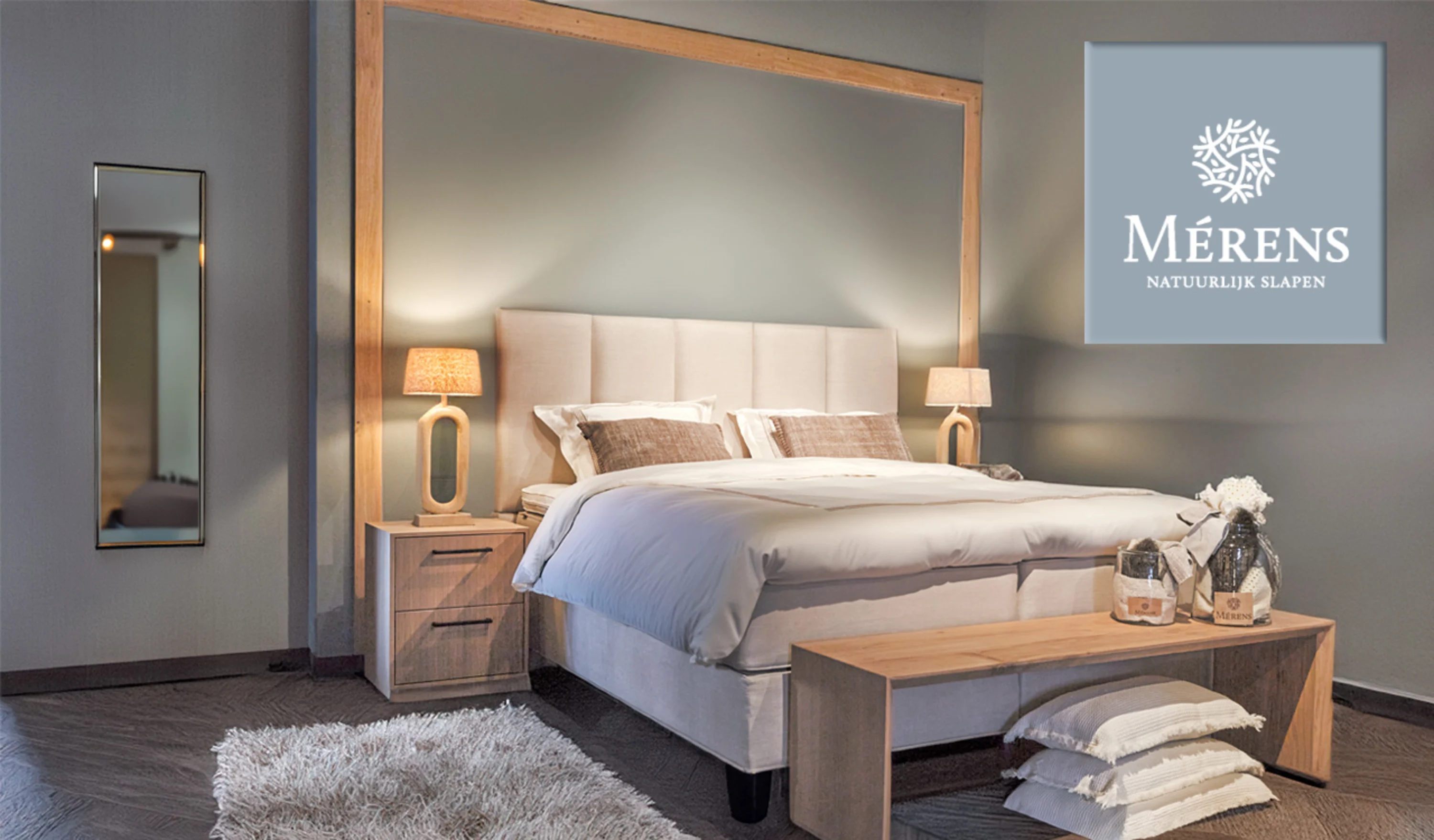 Schlafzimmer mit einem Bett und einem Spiegel