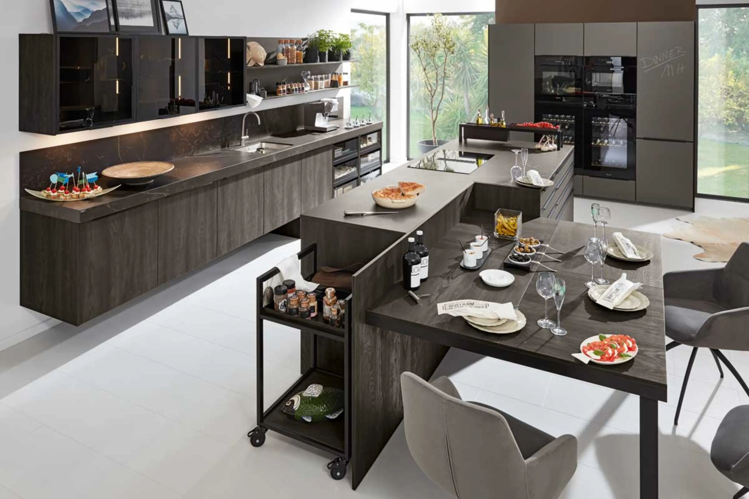 Moderne Küche mit Esstisch und Stühlen