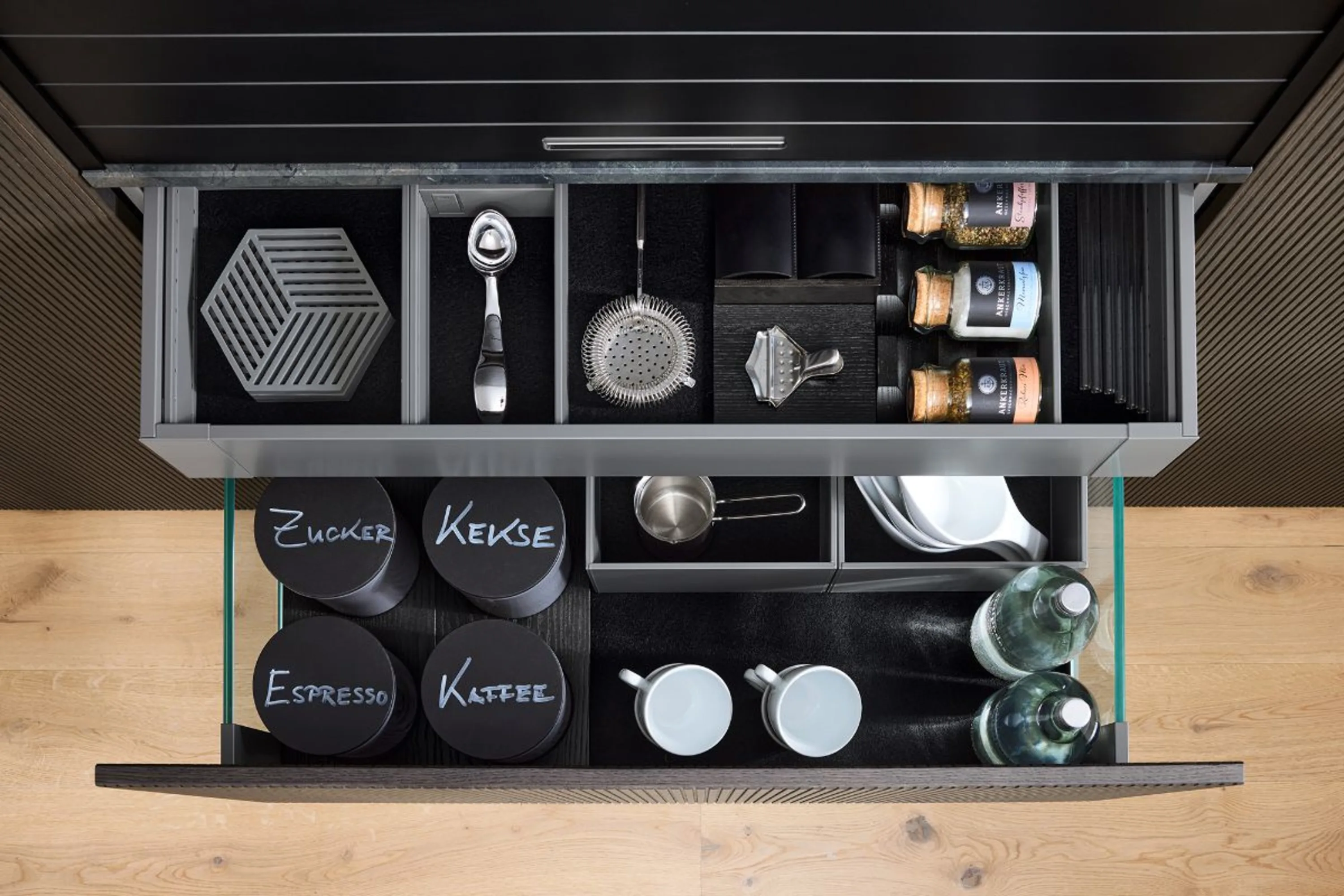 Küchenschublade mit Schublade und Schublade mit Schublade