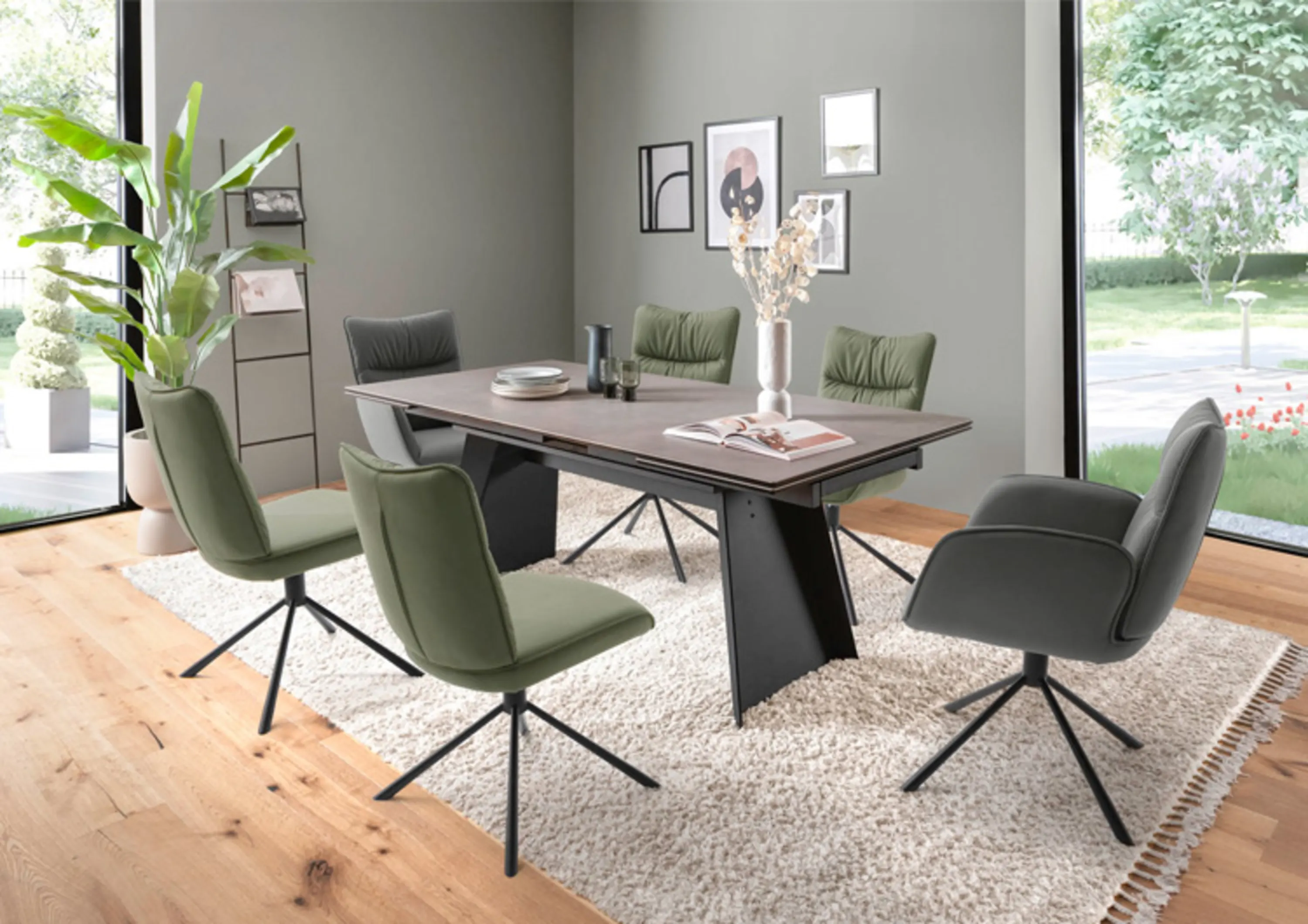 Zwei Armlehnenstühle und vier Stühle ohne Armlehne stehen um einen Esstisch.