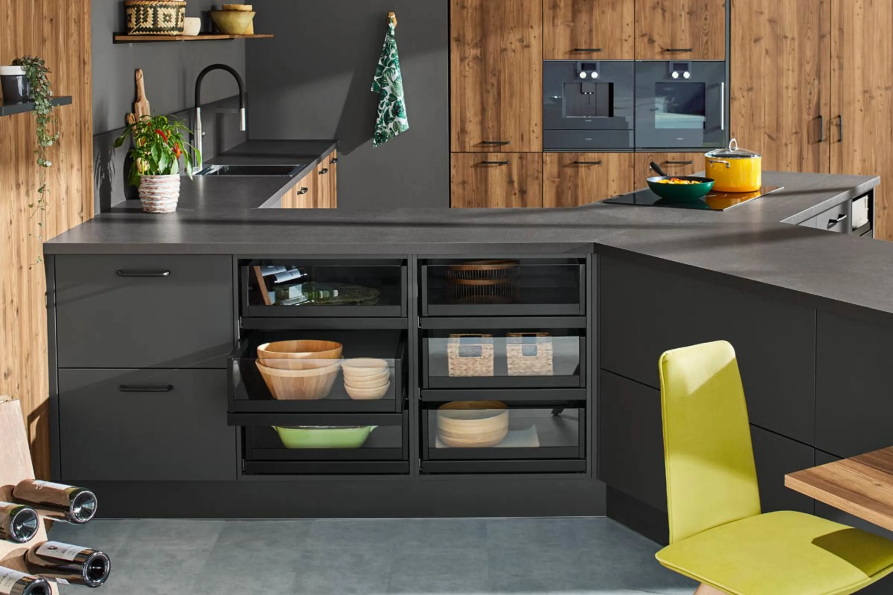 MONTANA 7750 Küche mit einer schwarzen Insel und gelben Stühlen