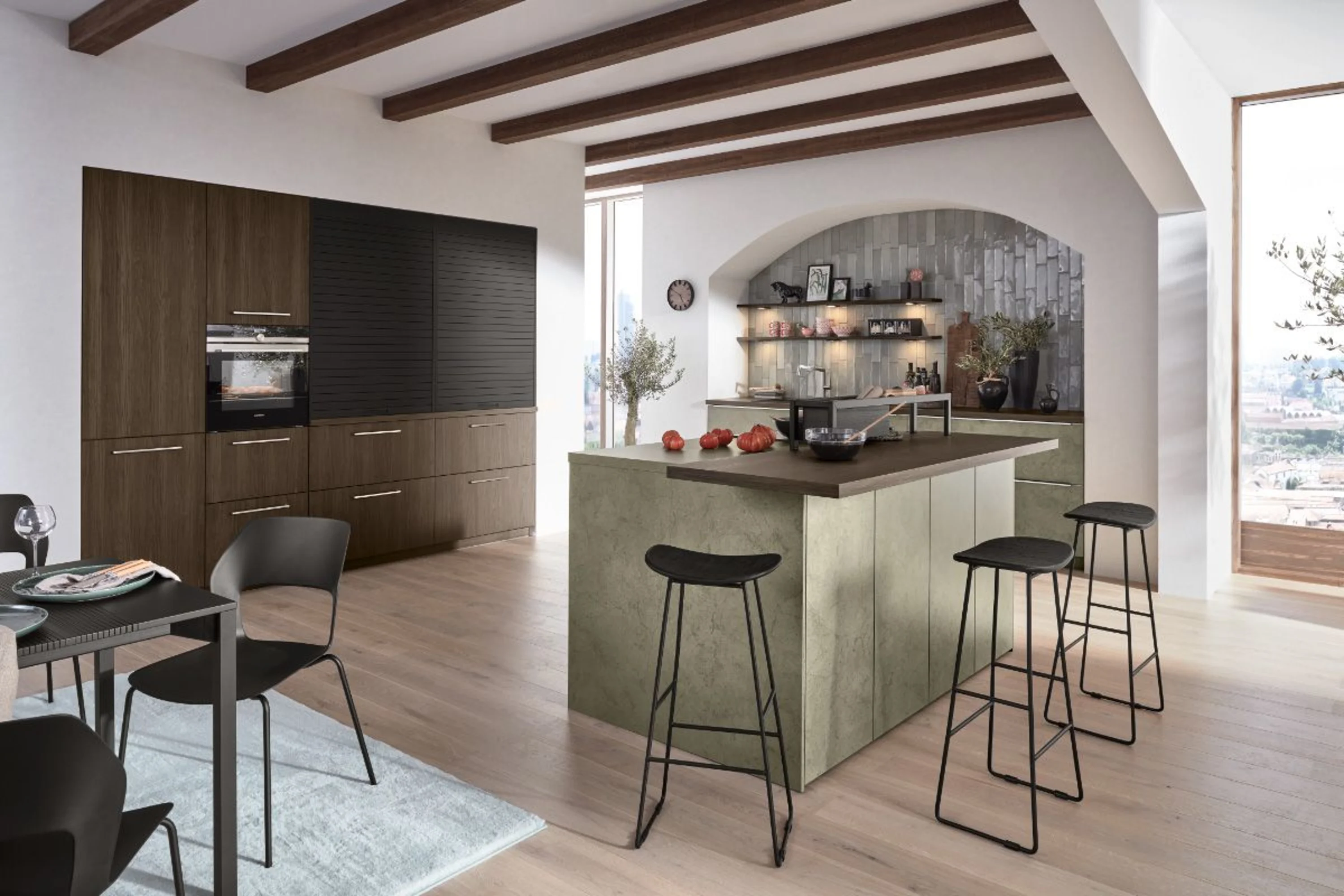 Küche mit einer großen Insel und einem Esstisch