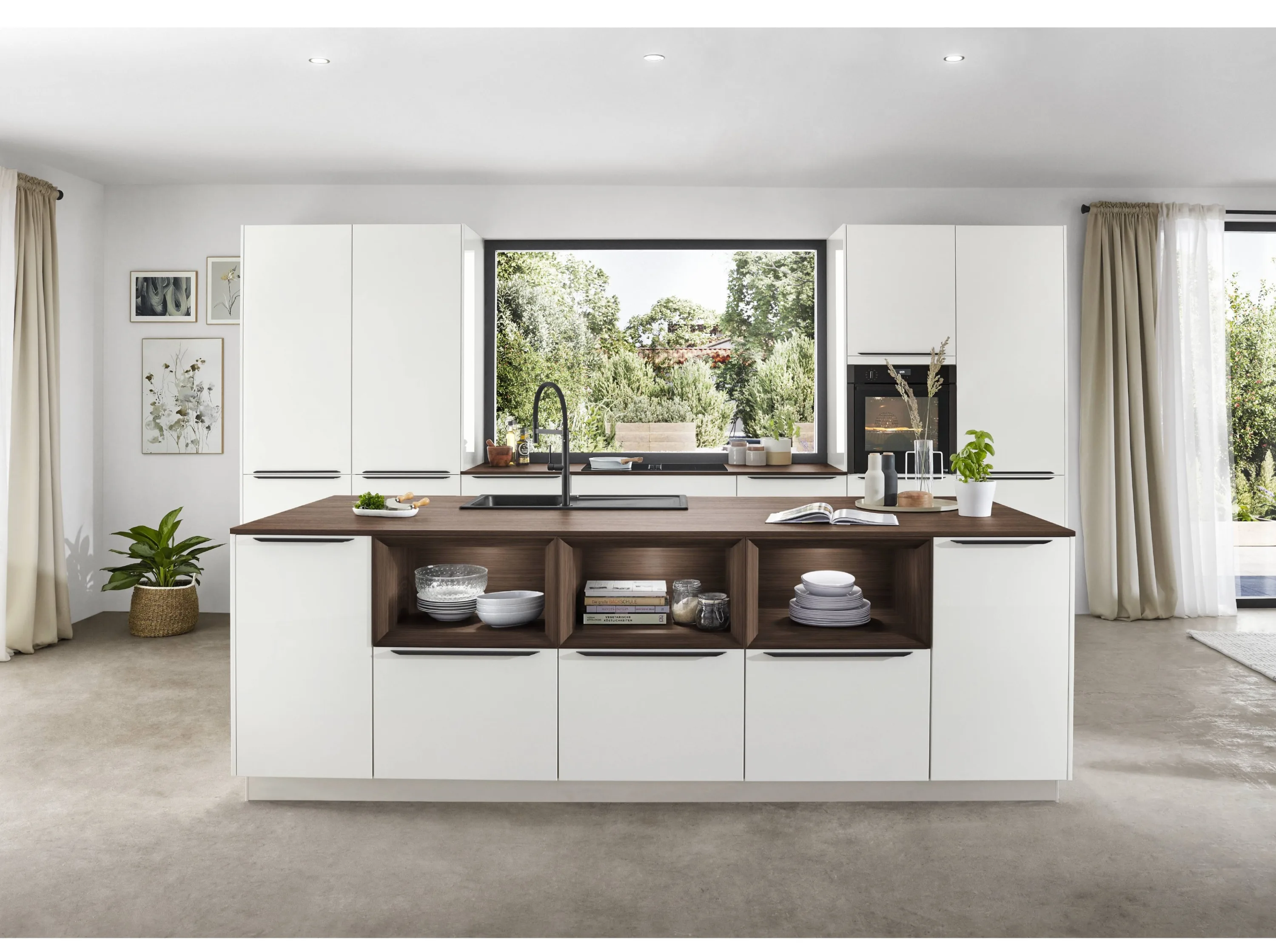 Küche mit weißen Schränken und einem großen Fenster