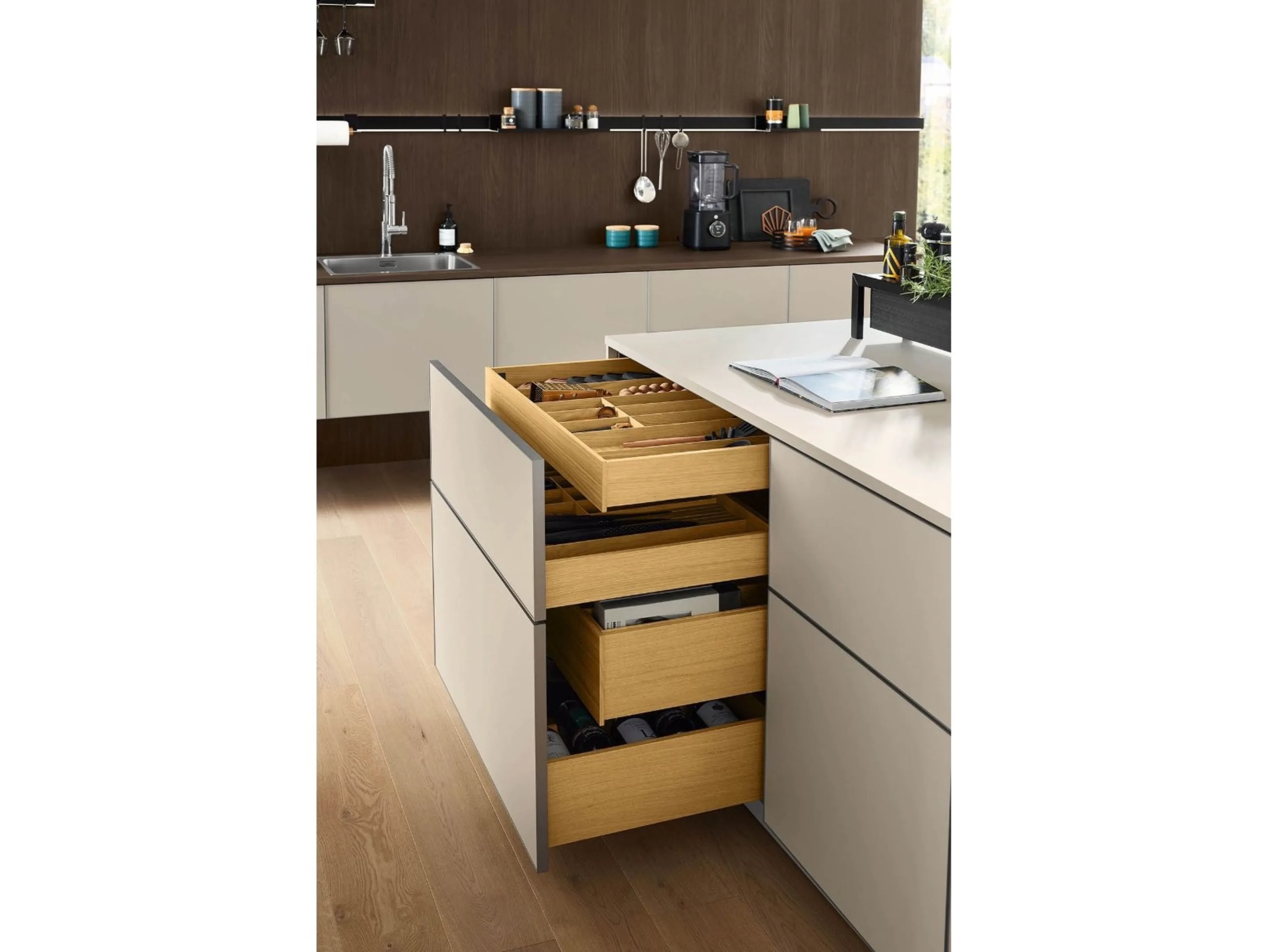 Küche mit Waschbecken und Schubladen