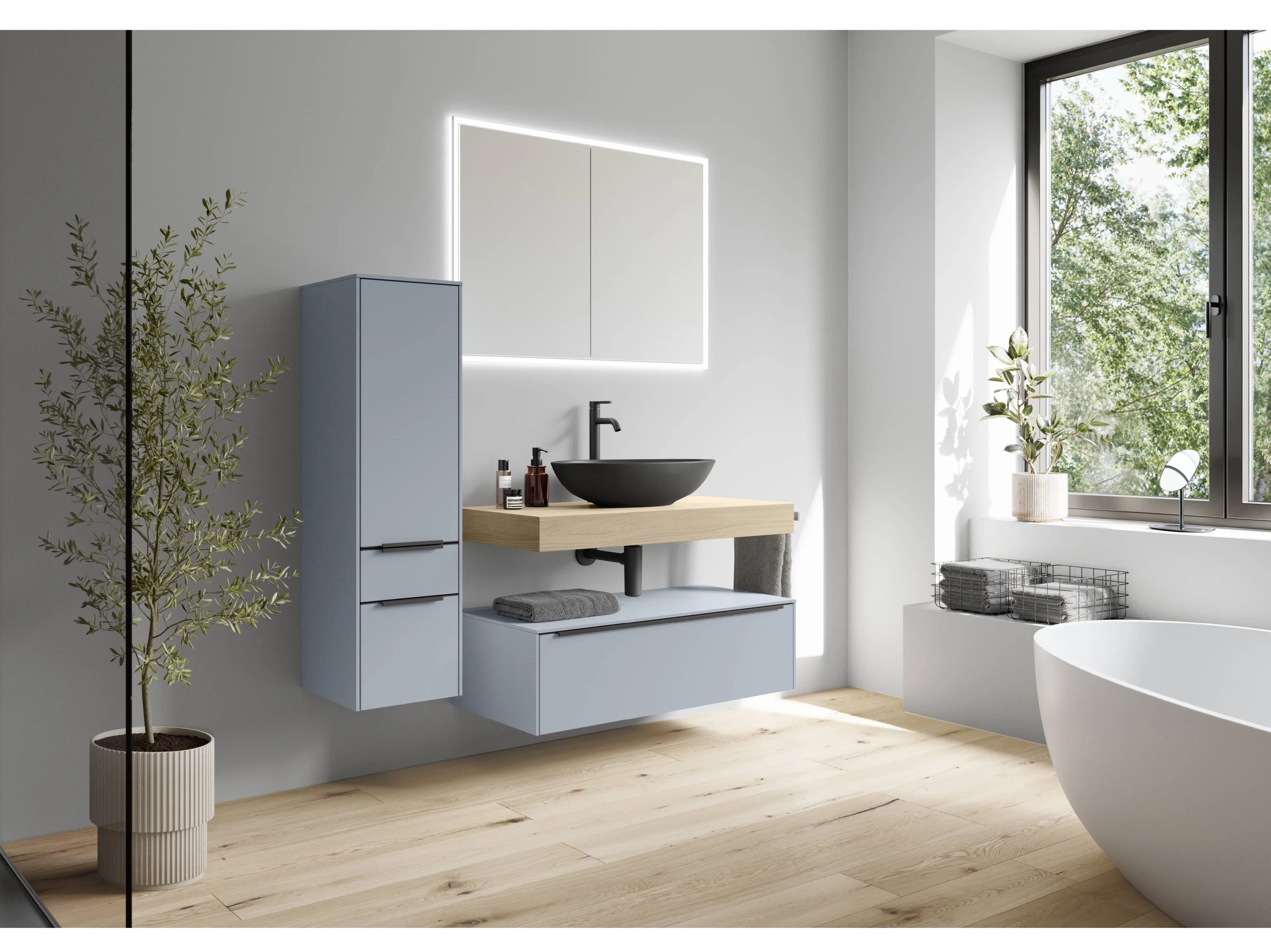 Hellblaues Badezimmer mit Holz-Waschtisch und schwarzem Waschbecken, beleuchteter Spiegel - Seitenansicht