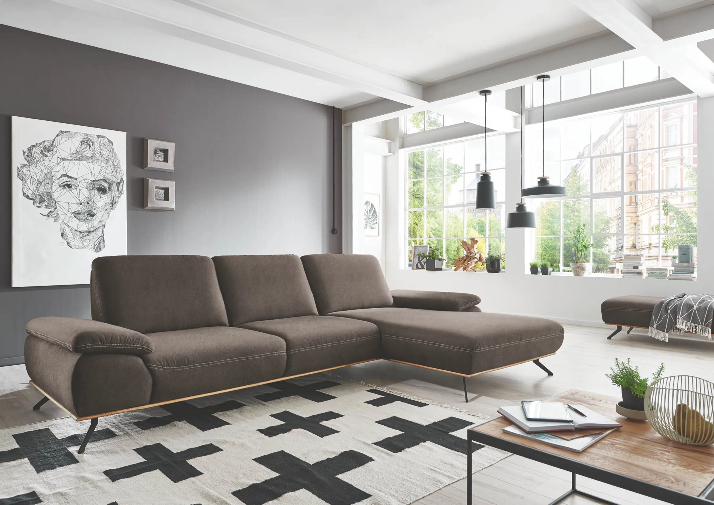 Wohnzimmer mit Couch und Teppich