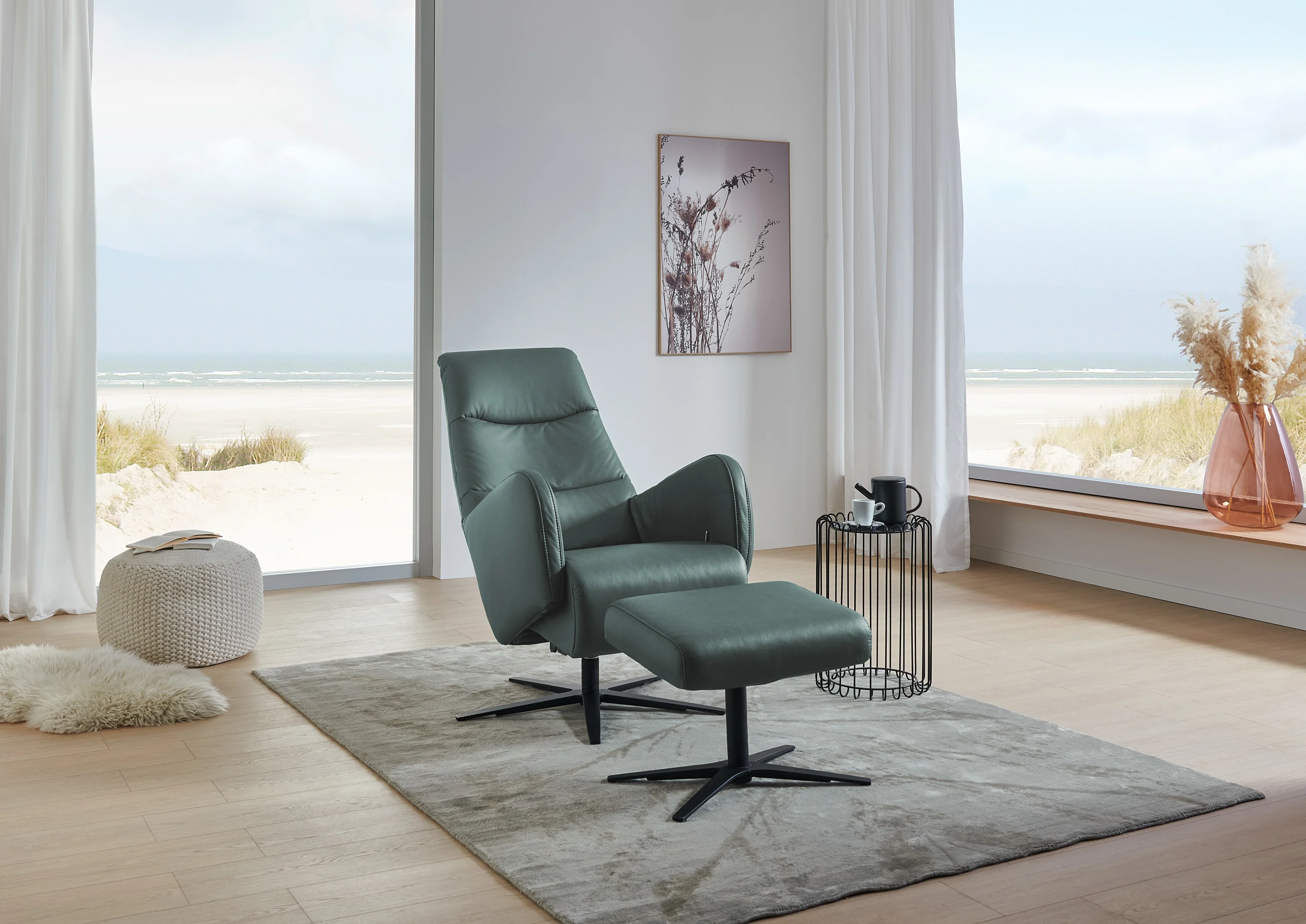 Stuhl in einem Zimmer mit Blick auf den Strand