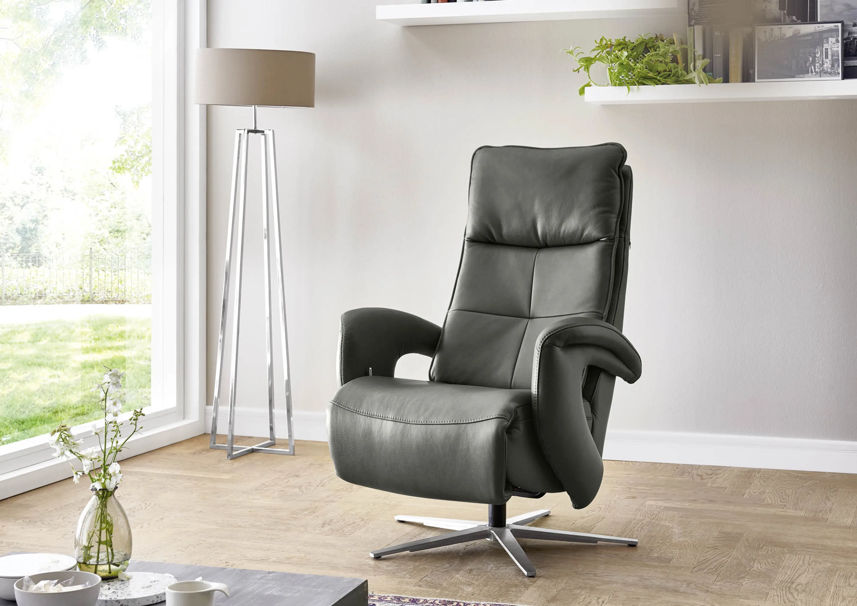 Wohnzimmer mit Stuhl und Tisch