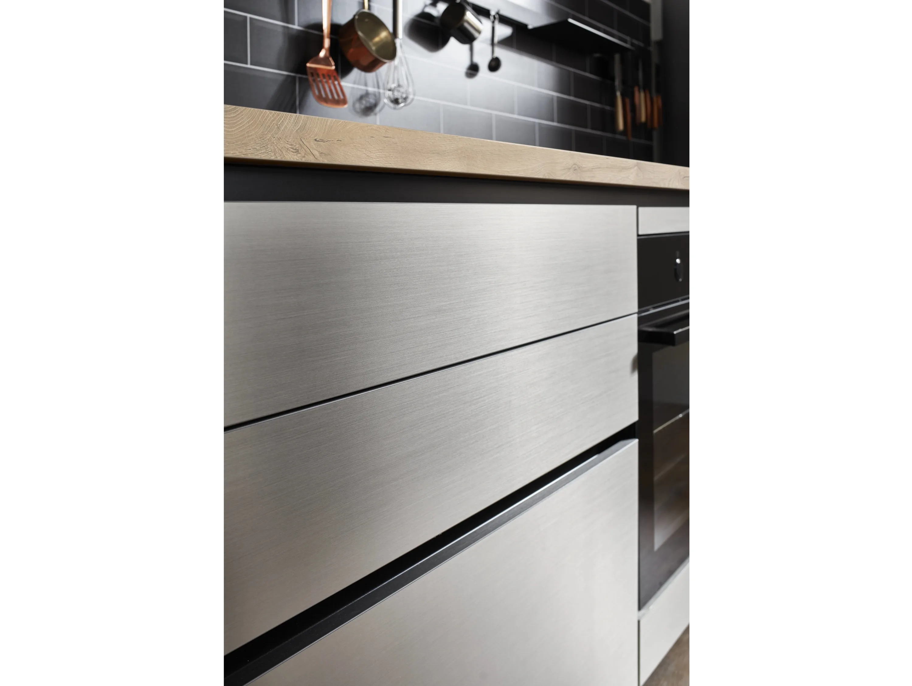 Küche mit einem Edelstahlschrank und einer Holztheke