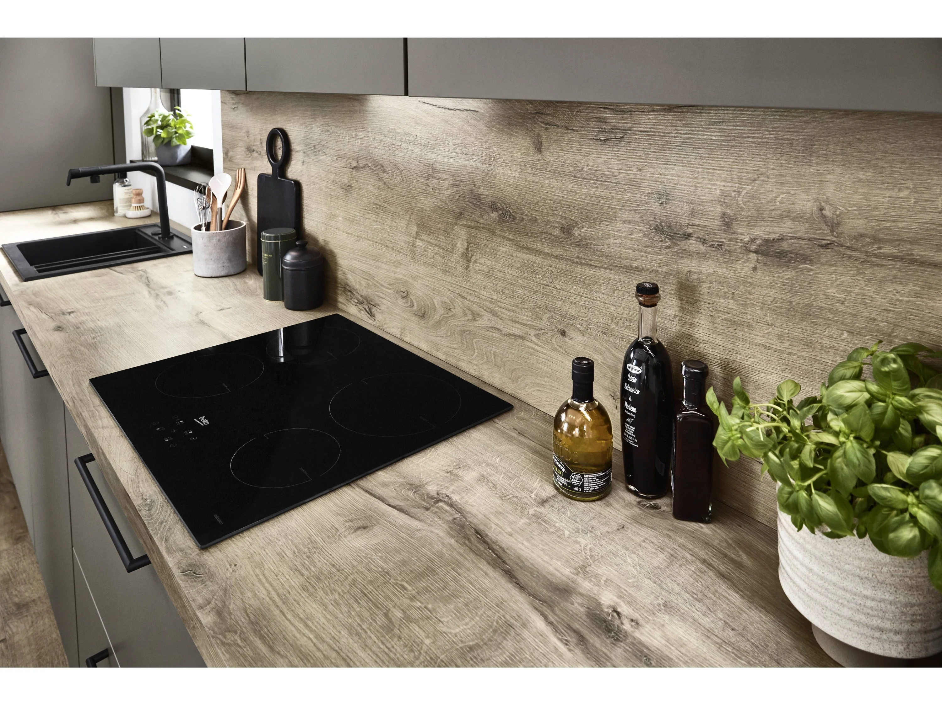 Küchentheke mit schwarzem Herd