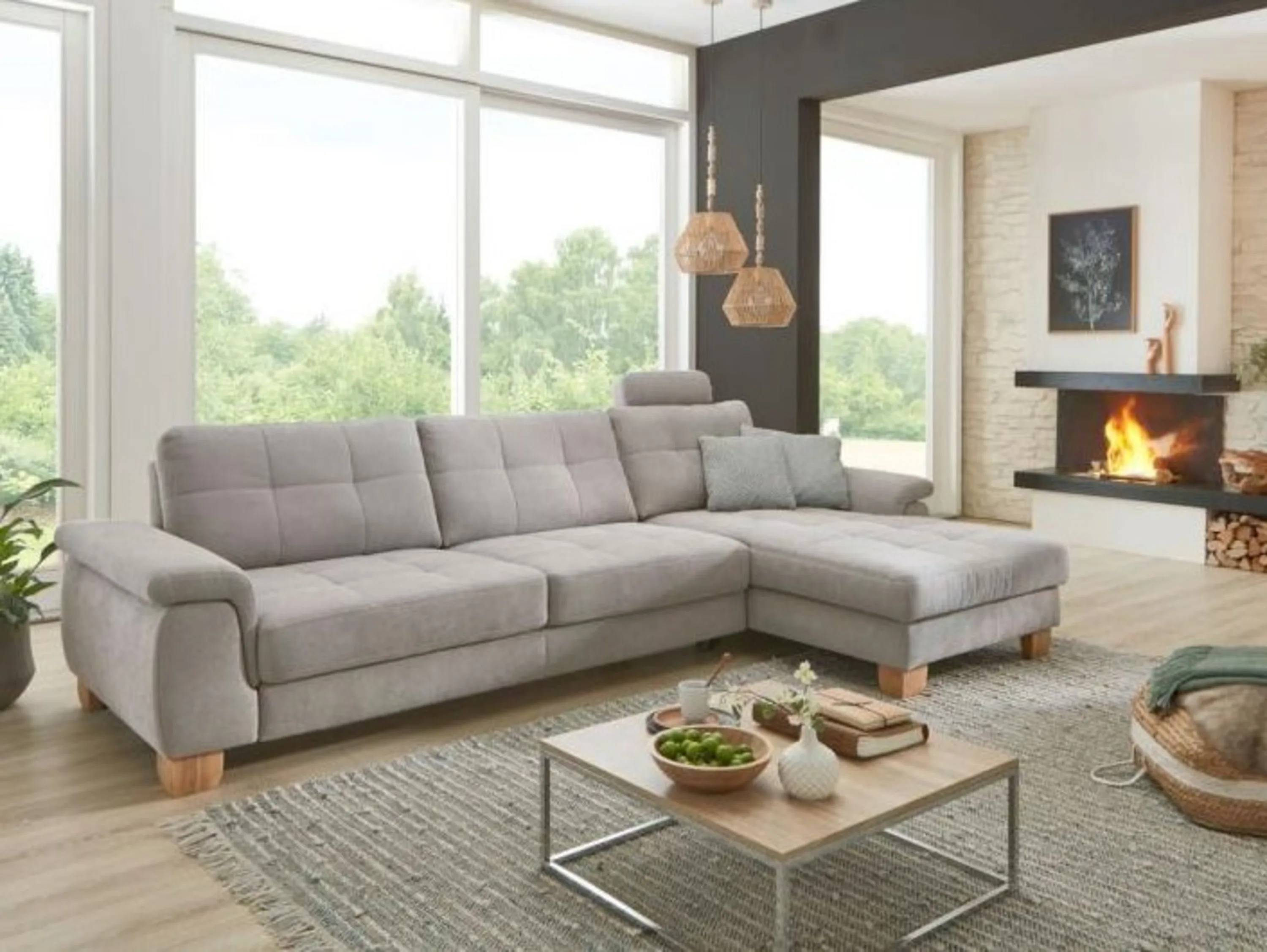 Wohnzimmer mit Couch und Kamin