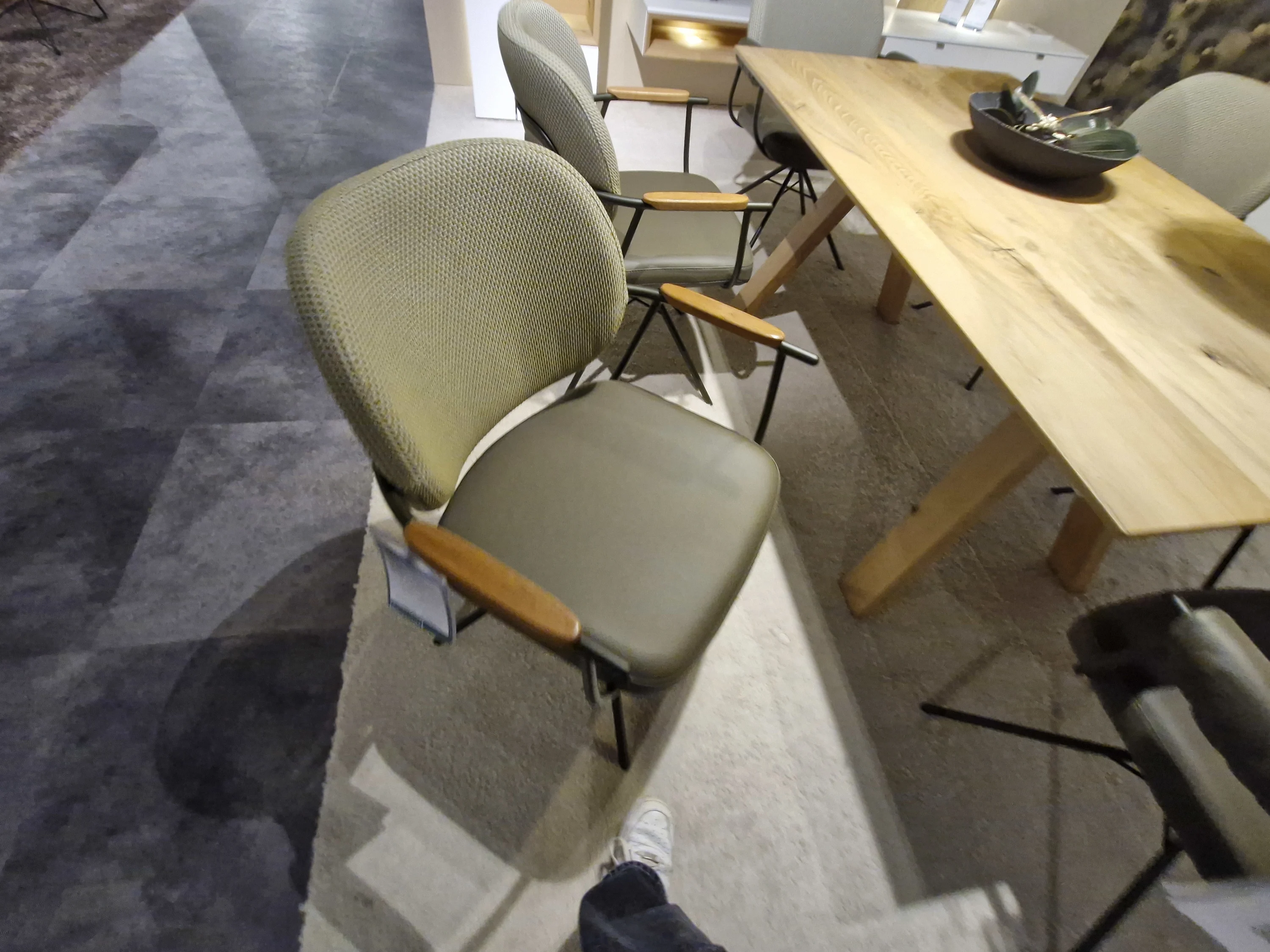 Tisch mit Stühlen und Stuhl im Zimmer