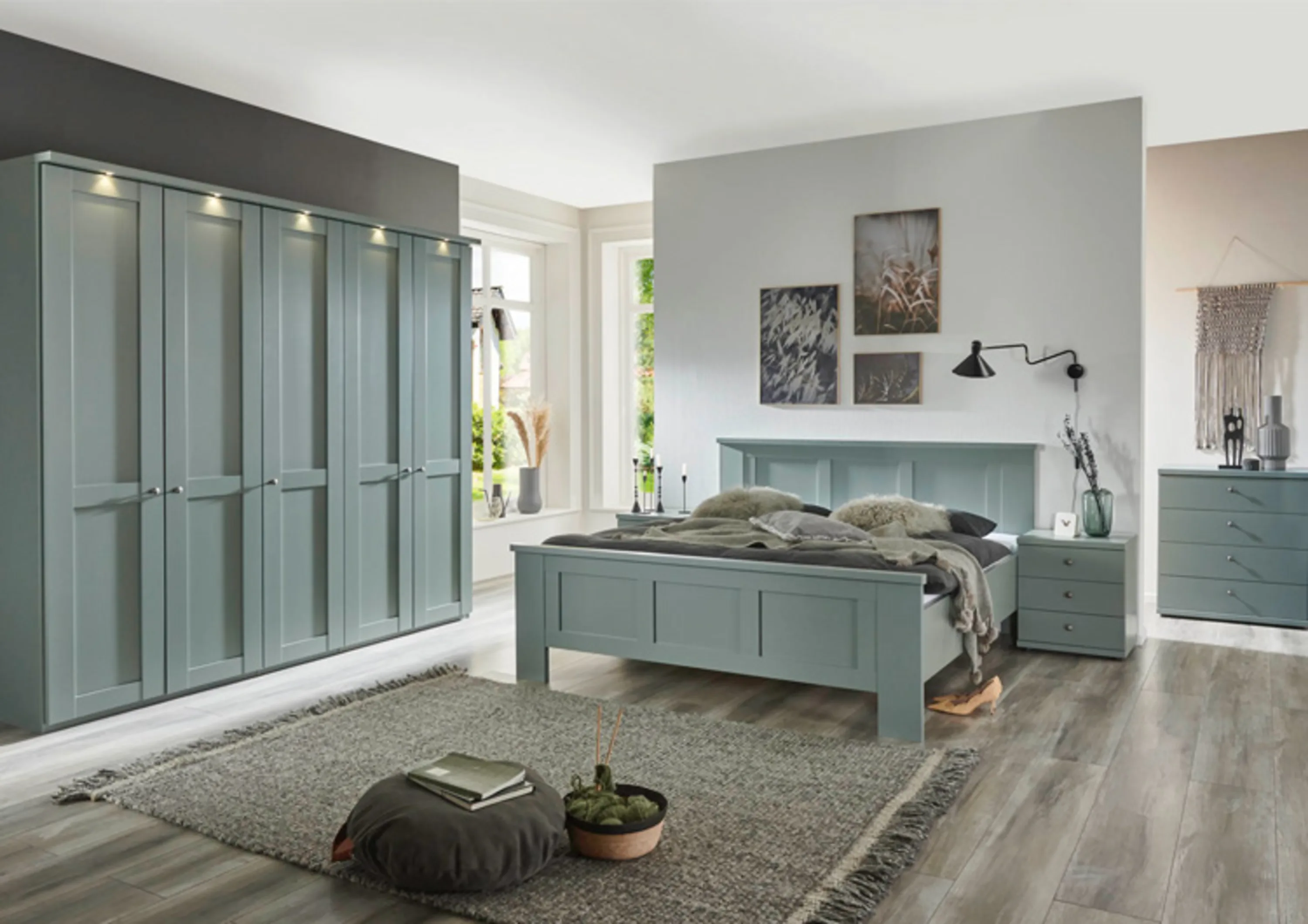 Schlafzimmer mit einem Bett, Kommode und Schränken