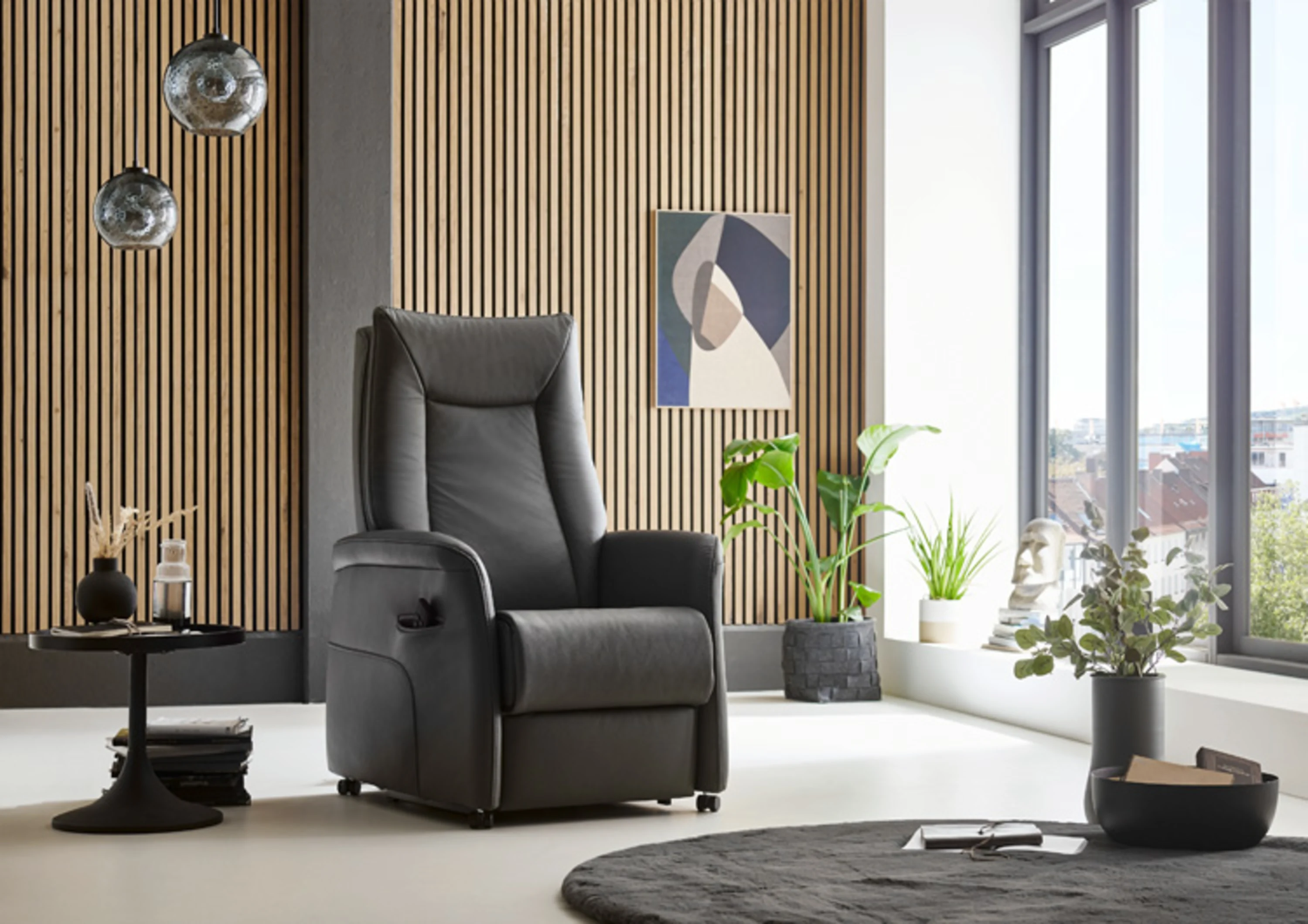 Wohnzimmer mit Stuhl und Tisch