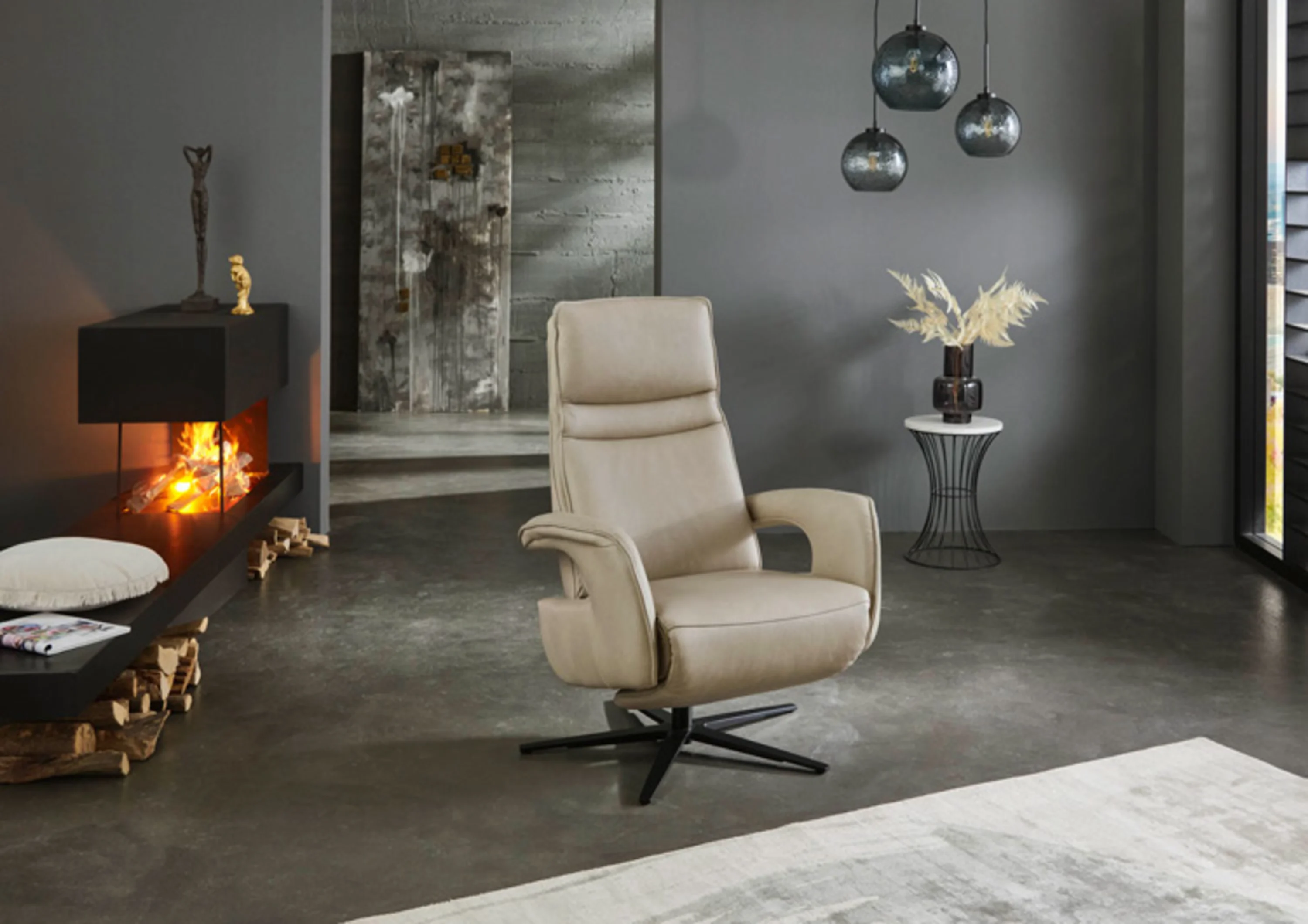 Relaxsessel Farbe pearl mit schwarzem Sternförmigem Fuß