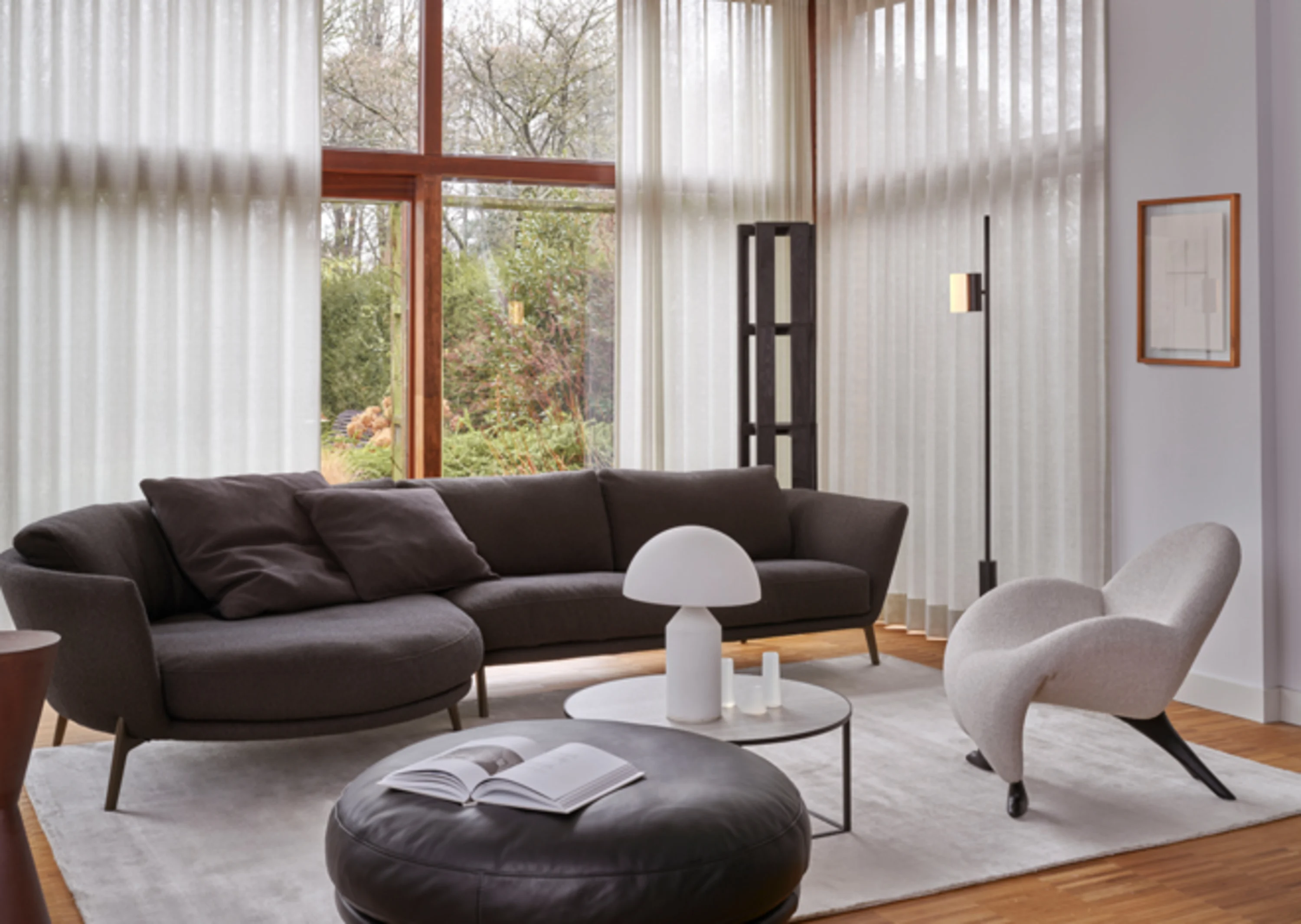 Wohnzimmer mit Couch, Stuhl und Tisch