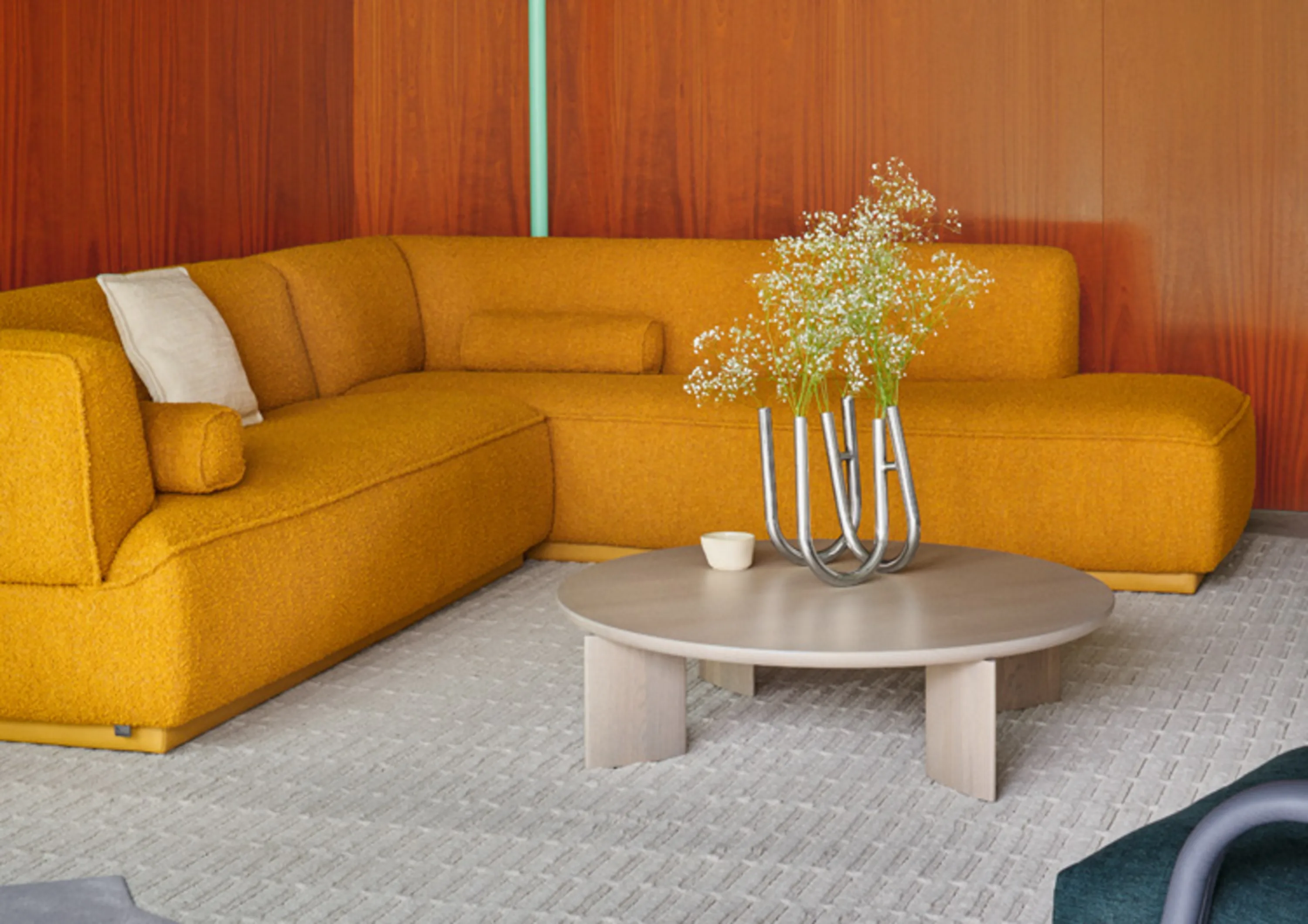 Wohnzimmer mit Couch und Couchtisch