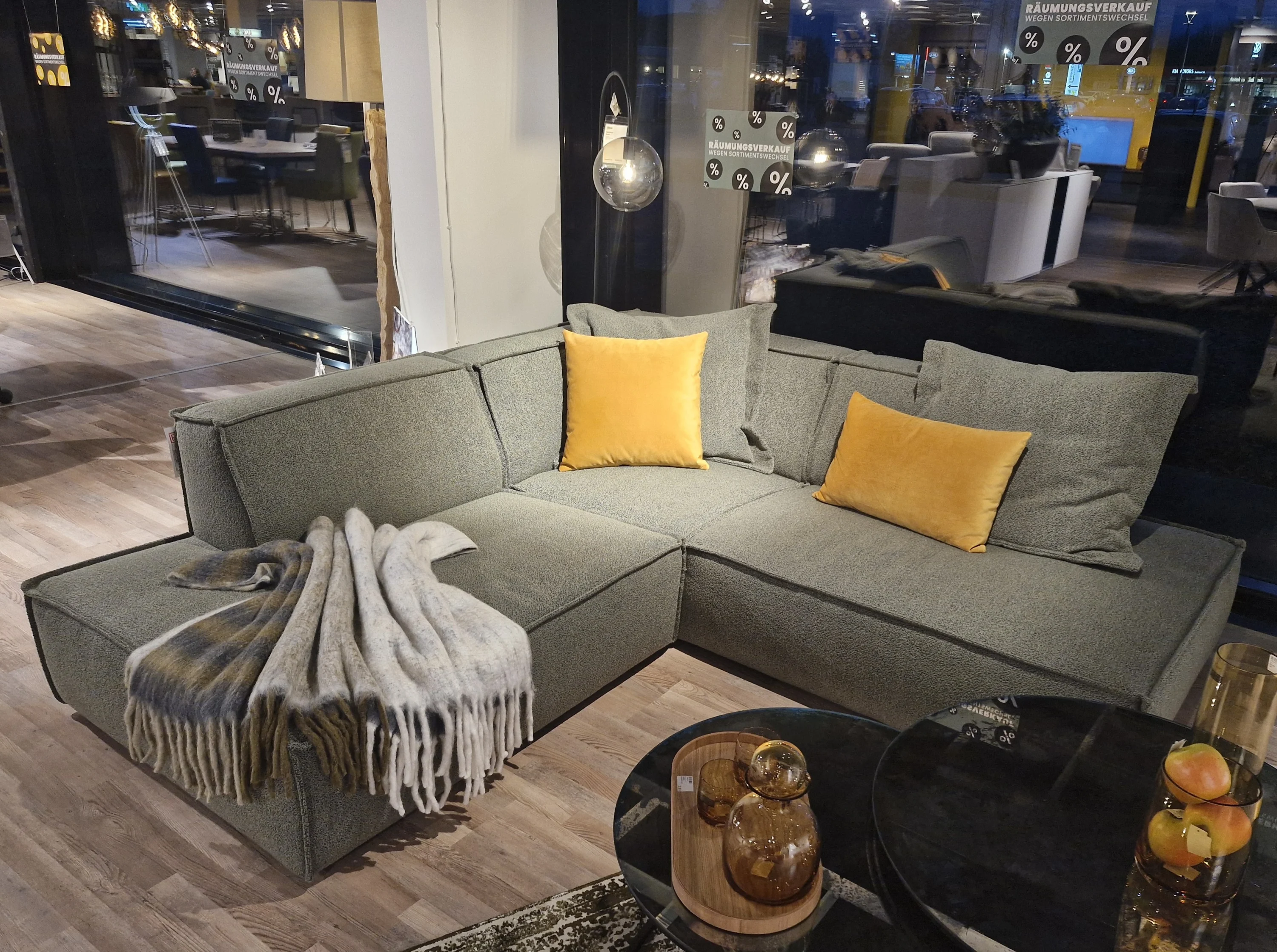 Couch mit einer Decke und Kissen darauf