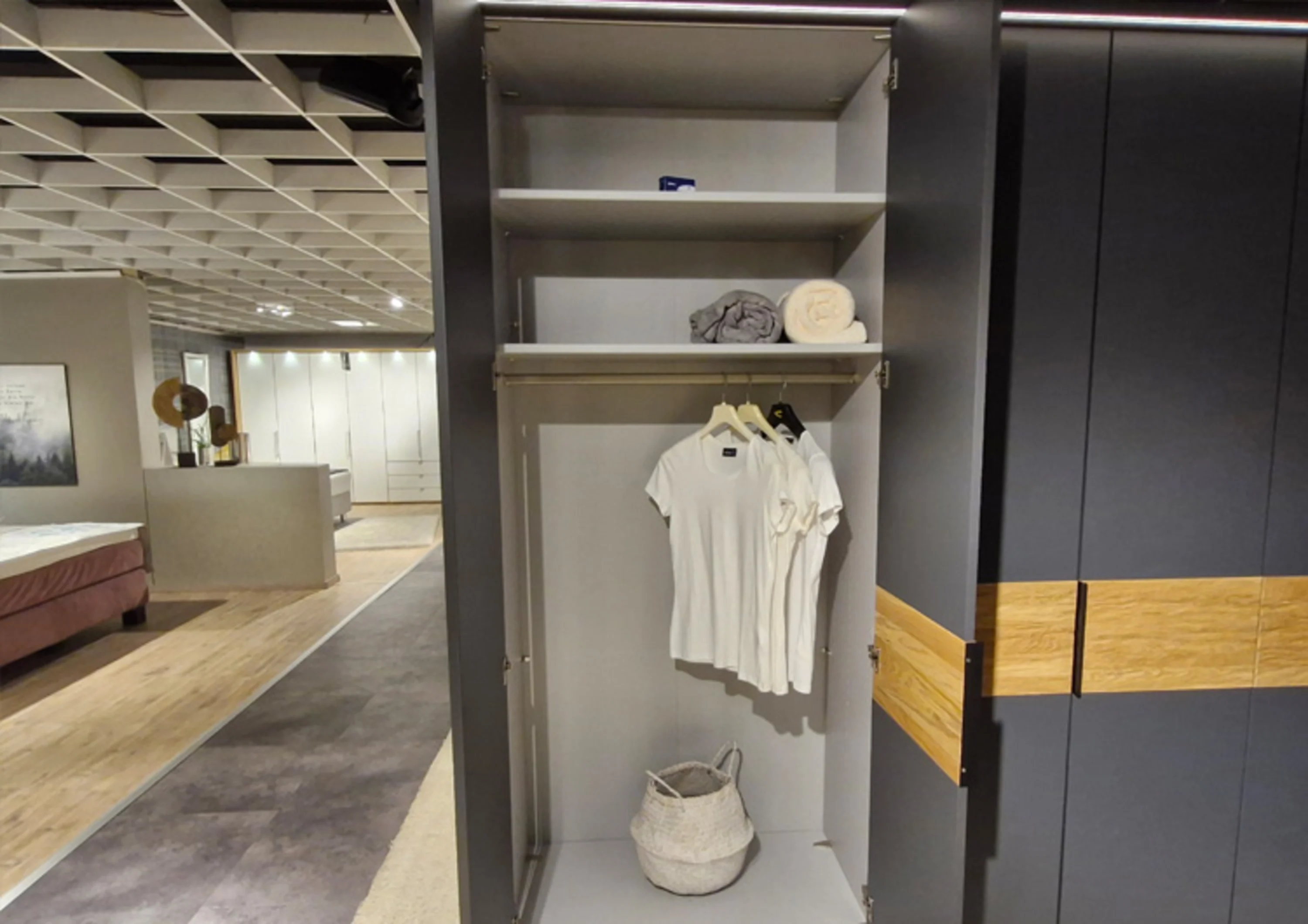 Spaziergang im Schrank mit einem weißen Hemd und einer weißen Tasche